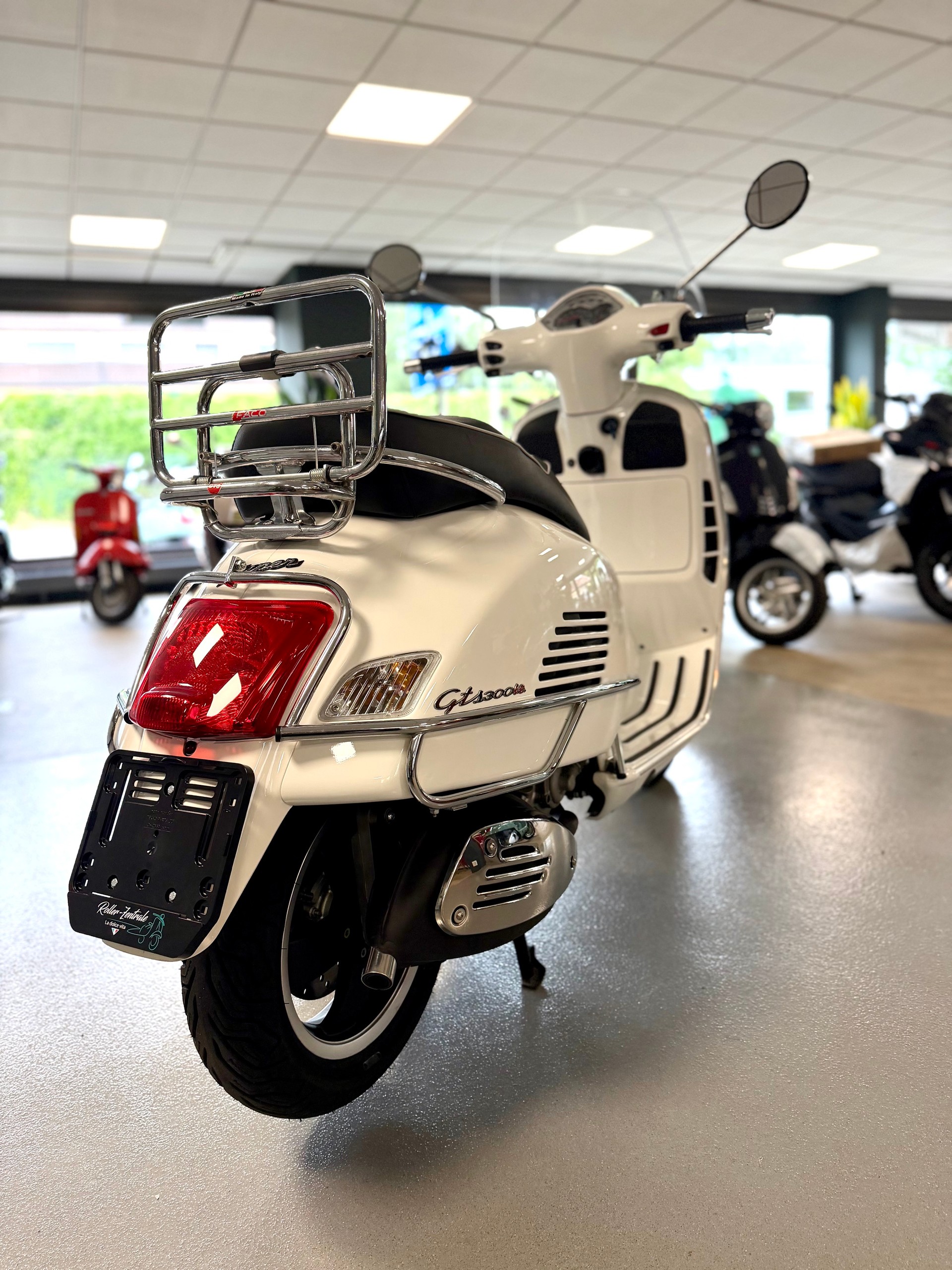 PIAGGIO Vespa GTS Super 300 i.e-image-3