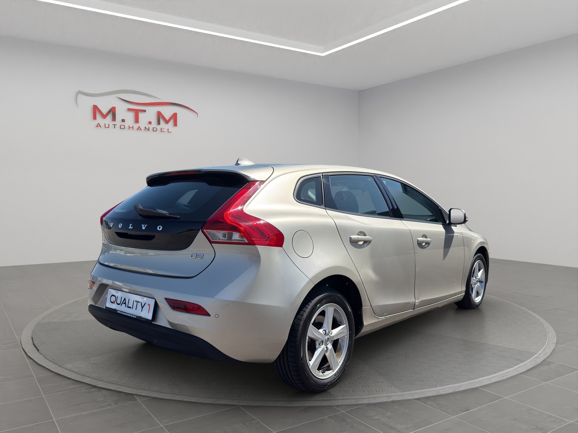 VOLVO V40 D2 Kinetic Geartronic-image-11