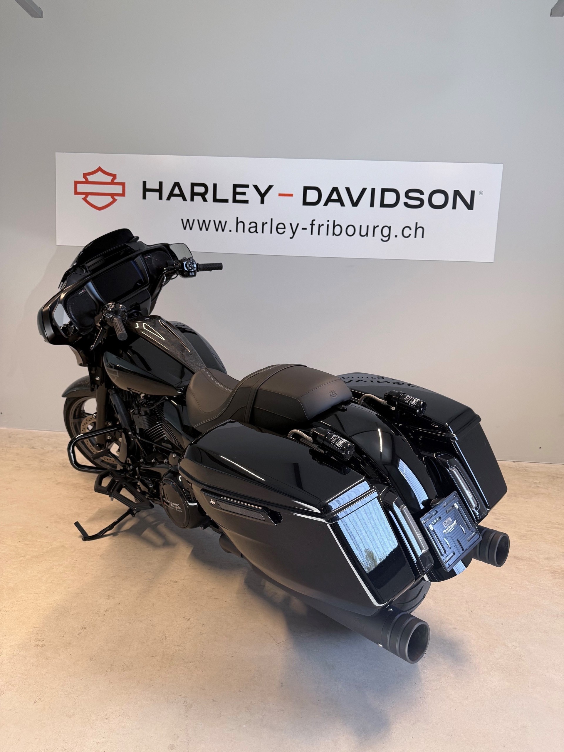 HARLEY-DAVIDSON FLHX Street Glide Black Finish 117-image-3
