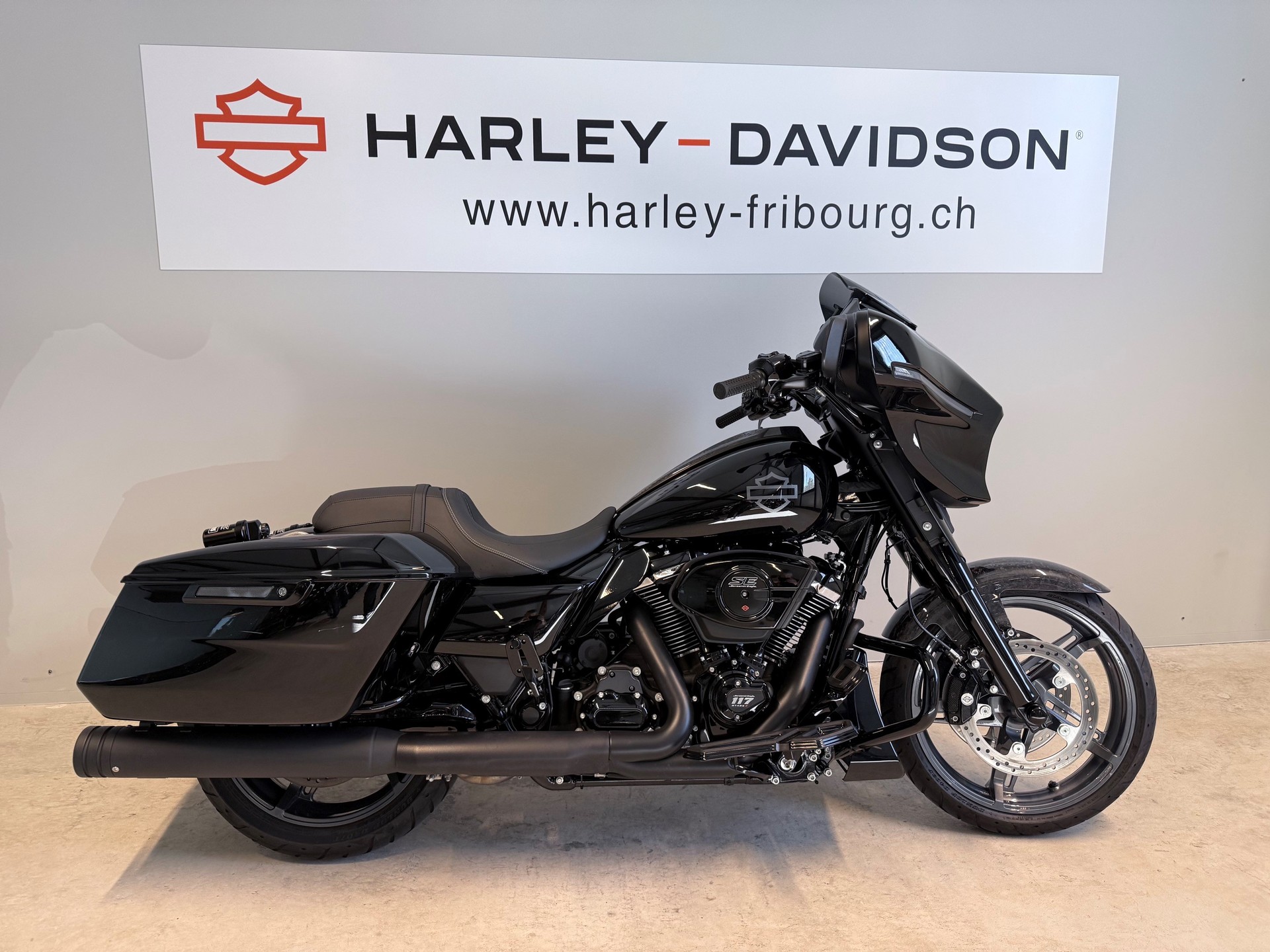 HARLEY-DAVIDSON FLHX Street Glide Black Finish 117-image-0