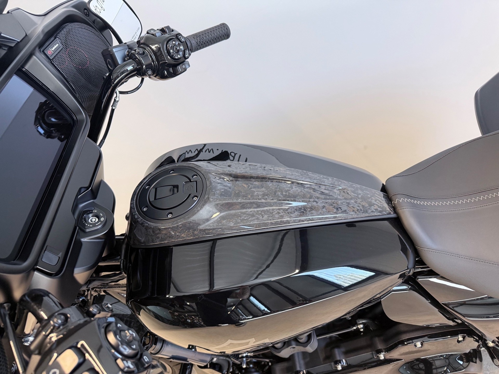 HARLEY-DAVIDSON FLHX Street Glide Black Finish 117-image-4