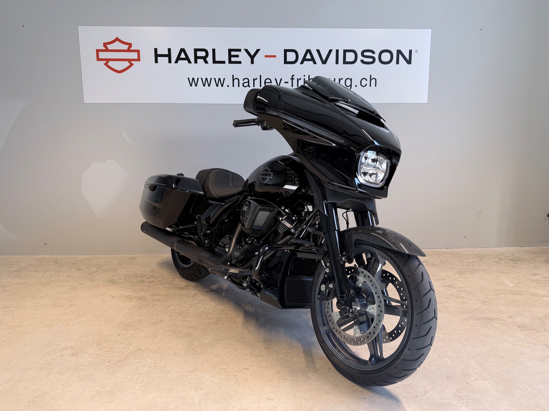 HARLEY-DAVIDSON FLHX Street Glide Black Finish 117-image-1