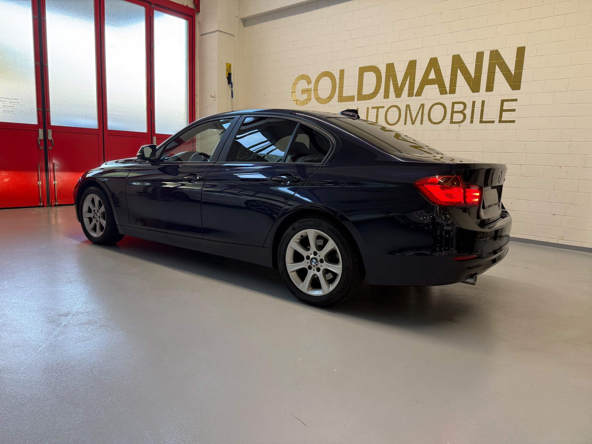 BMW 318d Steptronic-showroom-element-3
