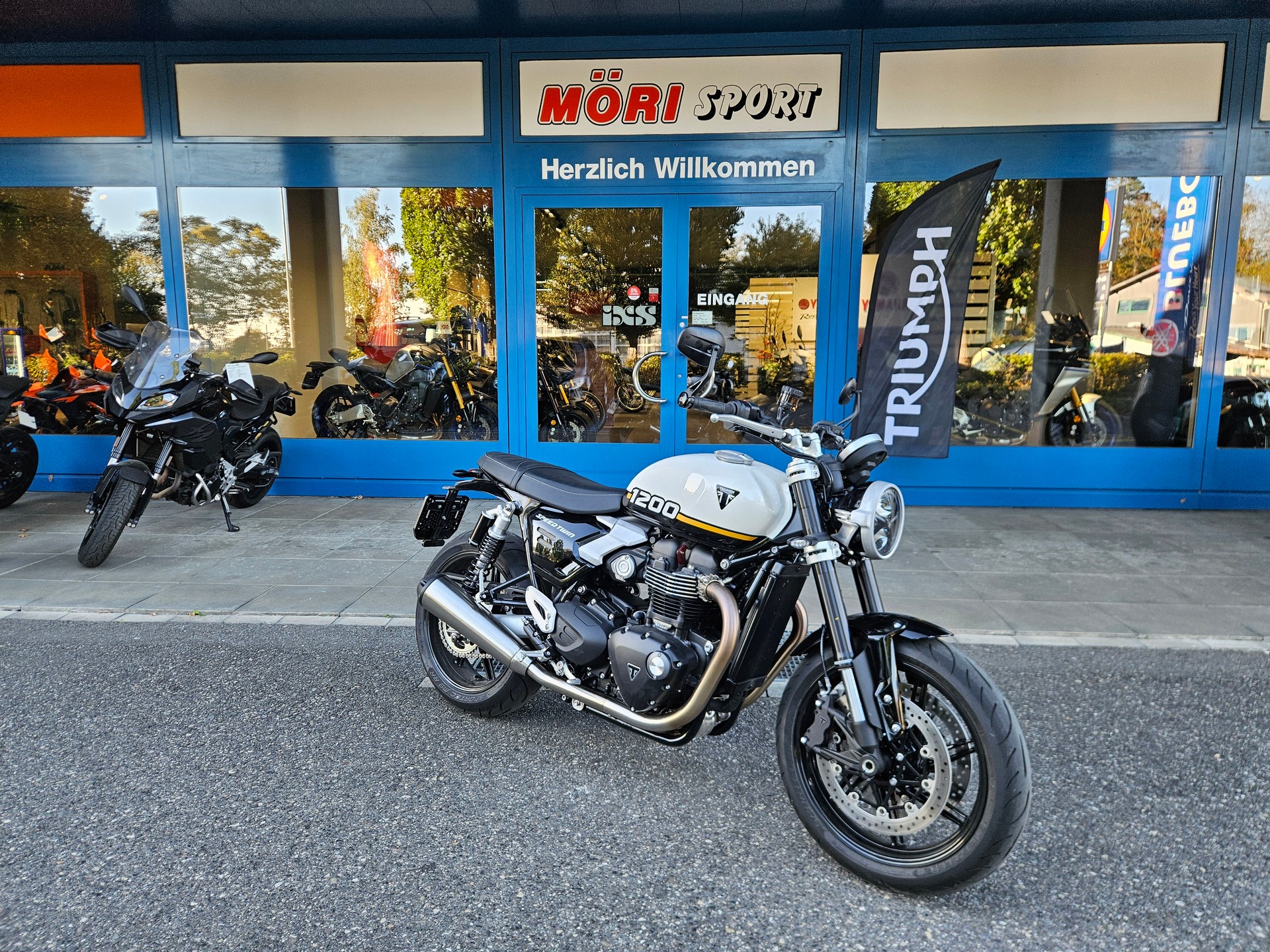 TRIUMPH Speed Twin 1200-image-1