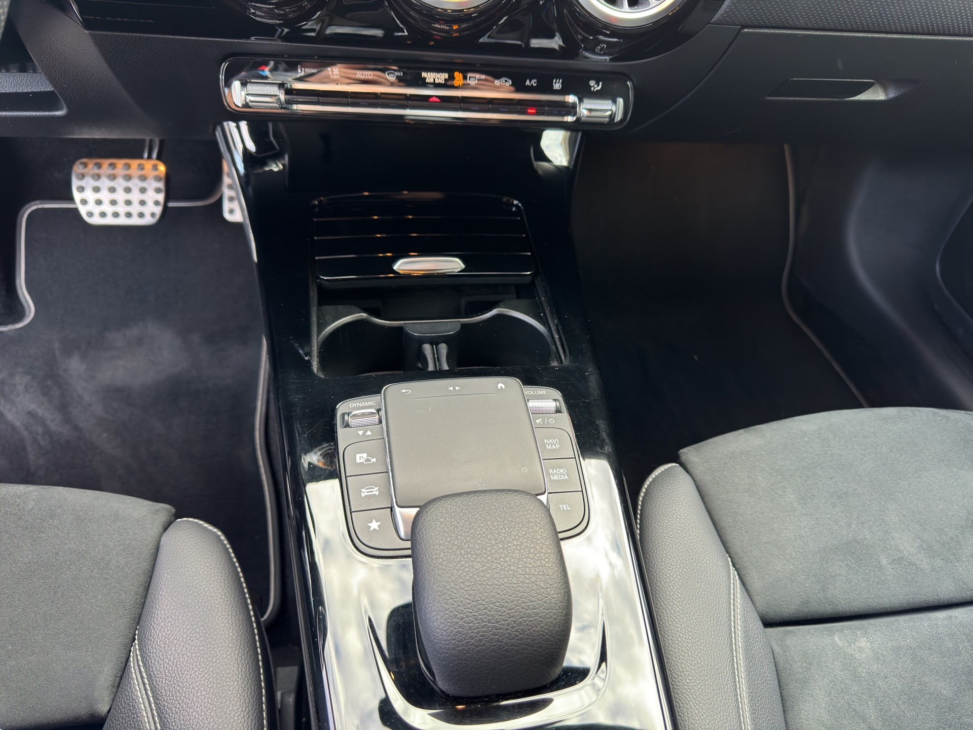MERCEDES-BENZ CLA Shooting Brake 250 e 8G-DCT AMG Line-image-12