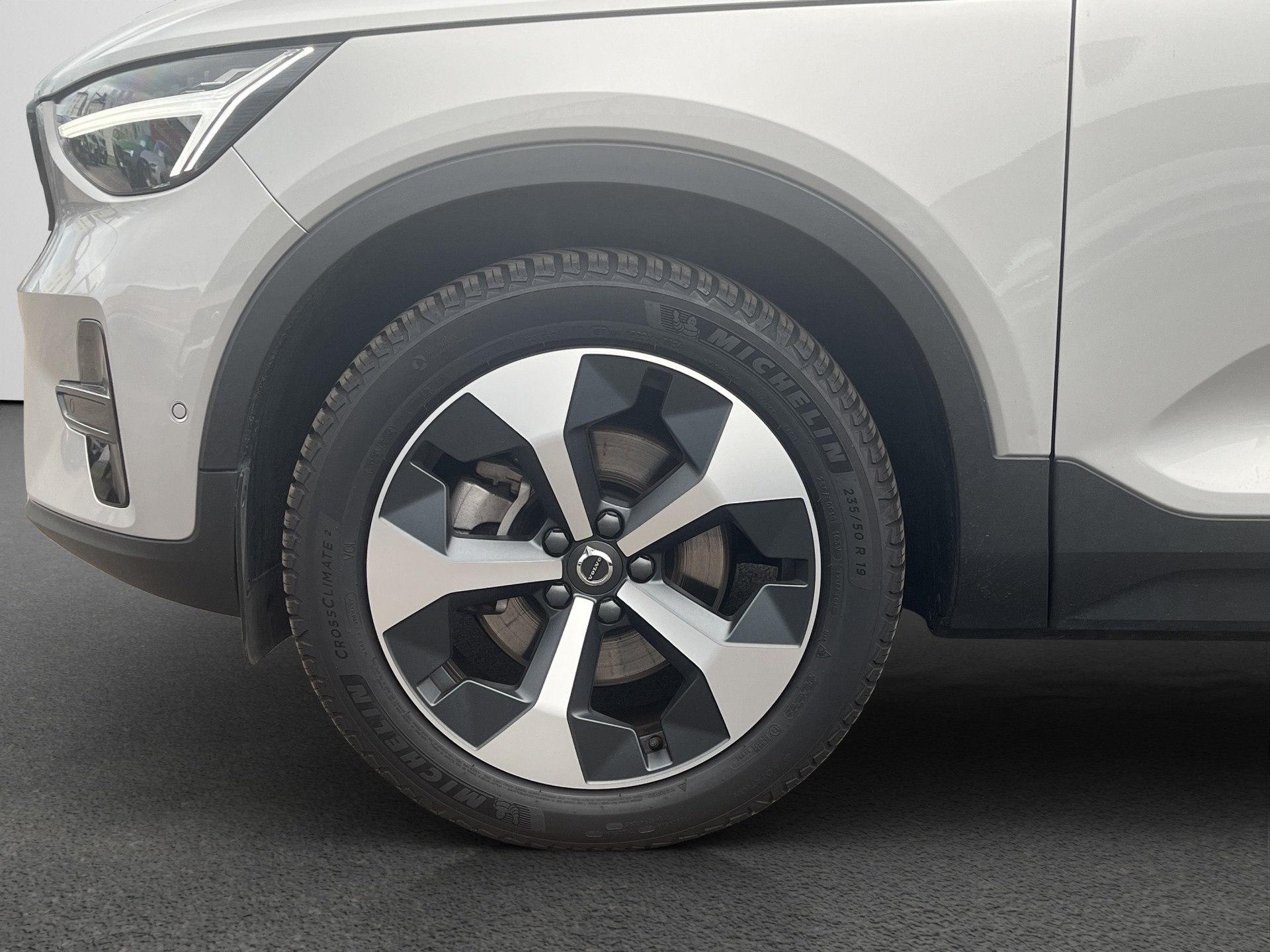VOLVO XC40 2.0 B4 MH Plus Dark-image-6