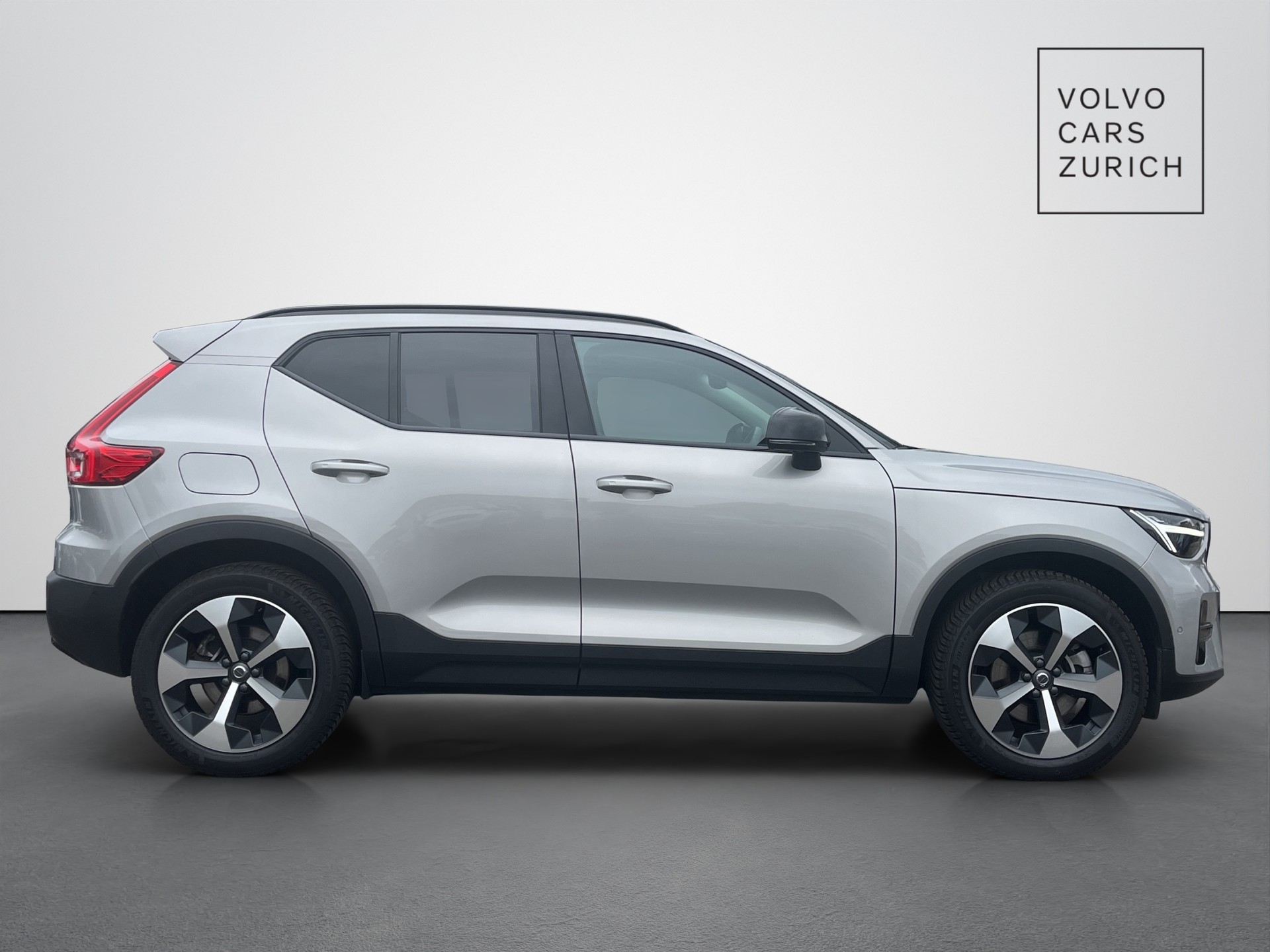 VOLVO XC40 2.0 B4 MH Plus Dark-showroom-element-3