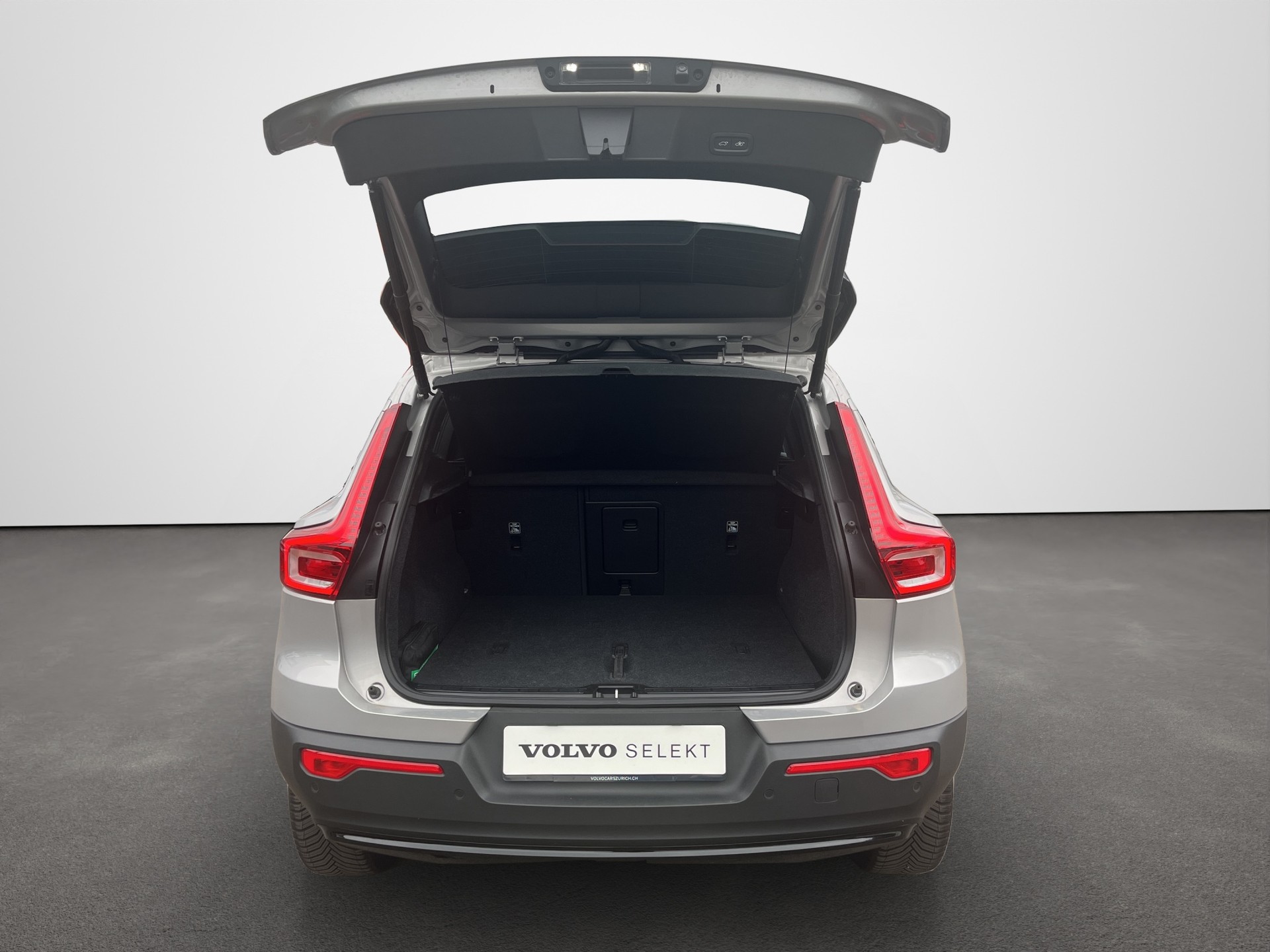 VOLVO XC40 2.0 B4 MH Plus Dark-image-13