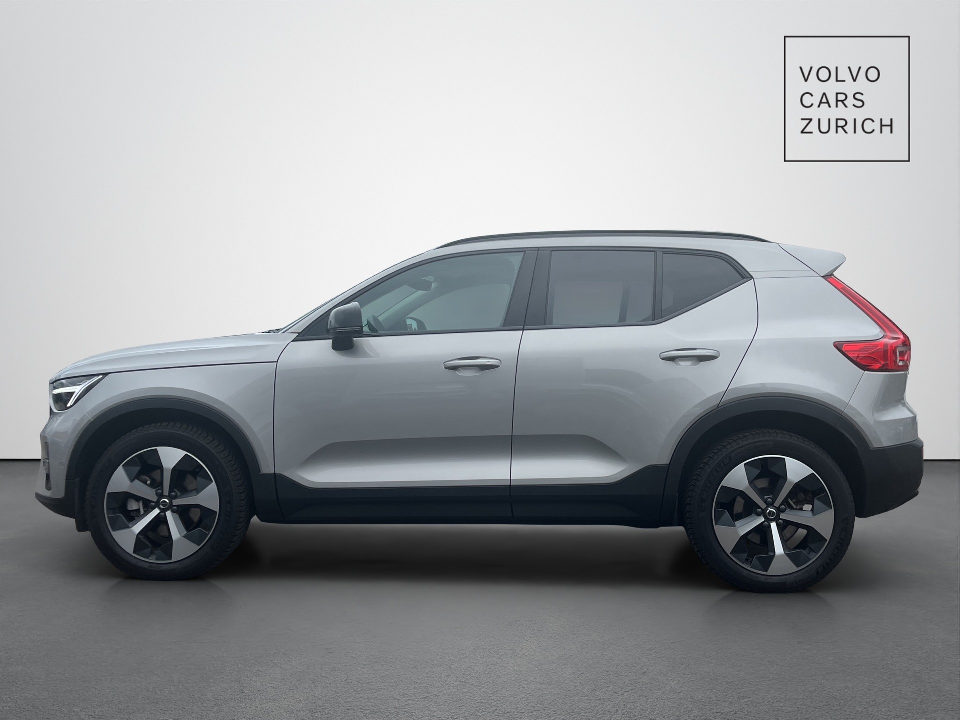 VOLVO XC40 2.0 B4 MH Plus Dark-showroom-element-2