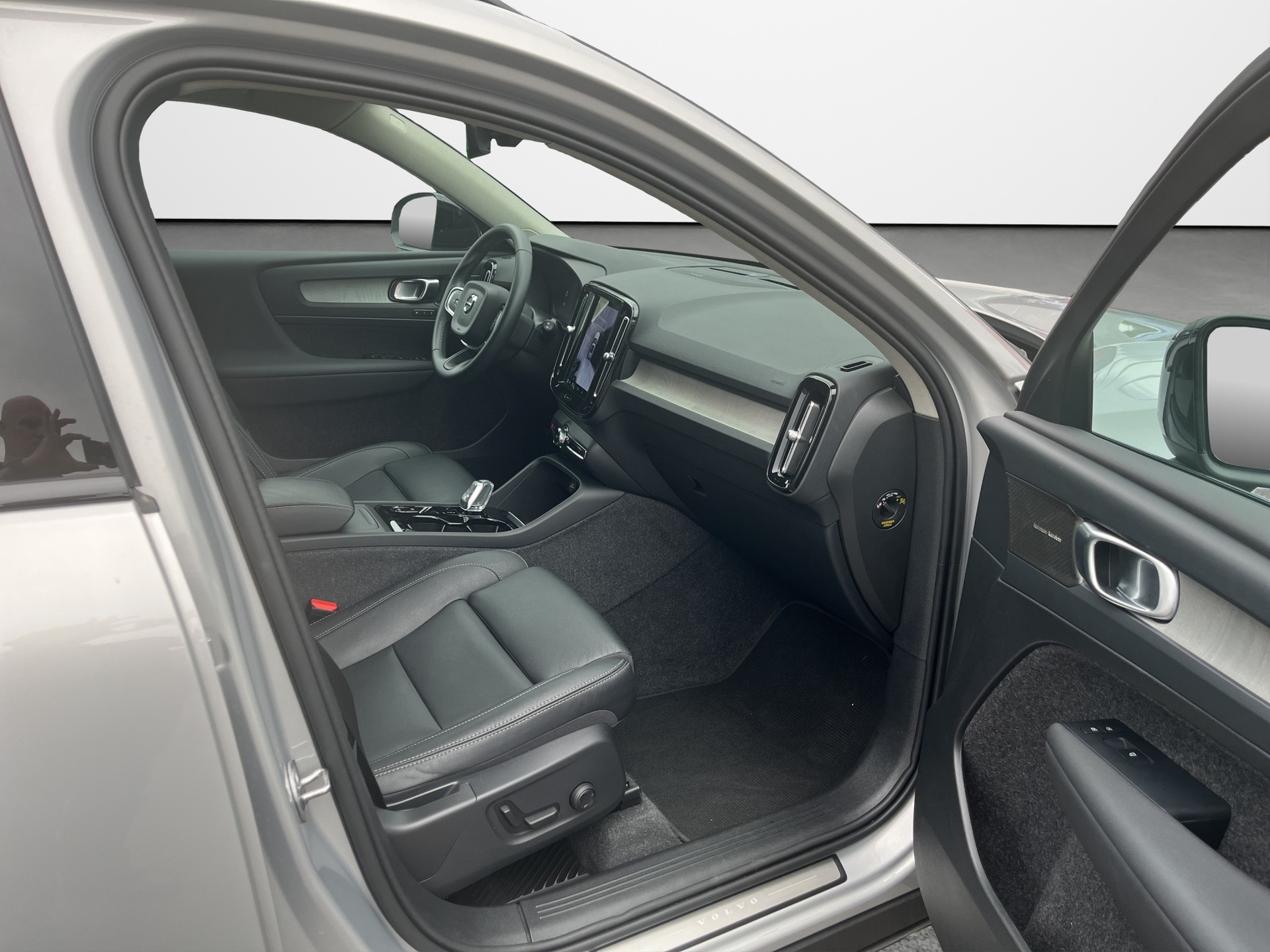 VOLVO XC40 2.0 B4 MH Plus Dark-image-8