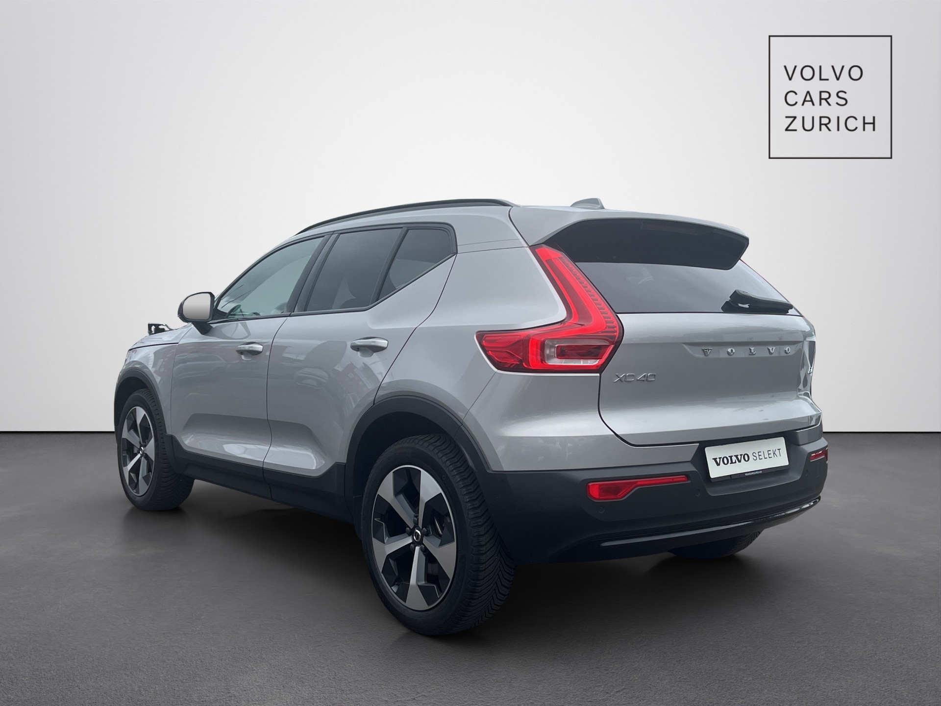 VOLVO XC40 2.0 B4 MH Plus Dark-showroom-element-1