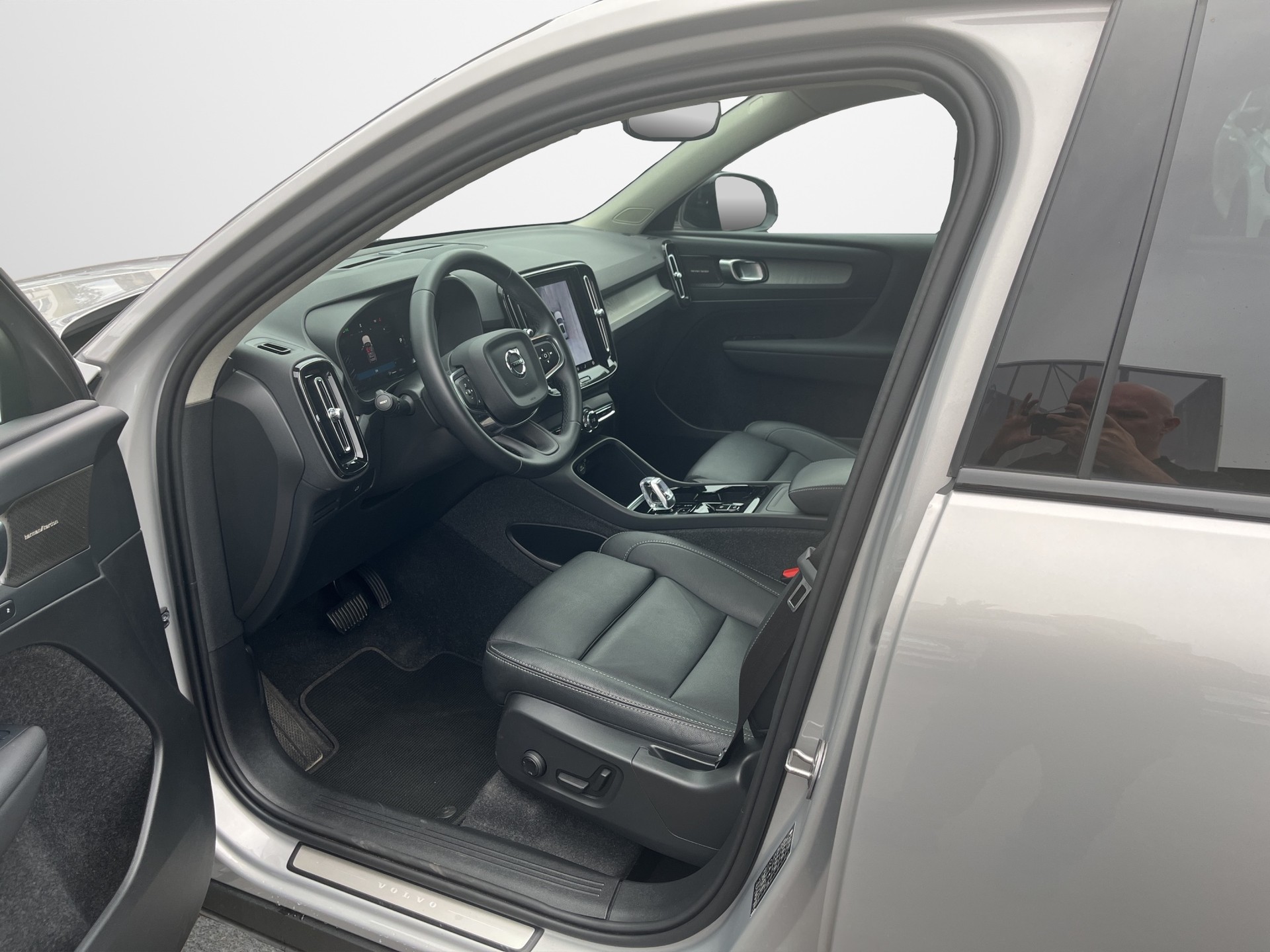VOLVO XC40 2.0 B4 MH Plus Dark-image-7
