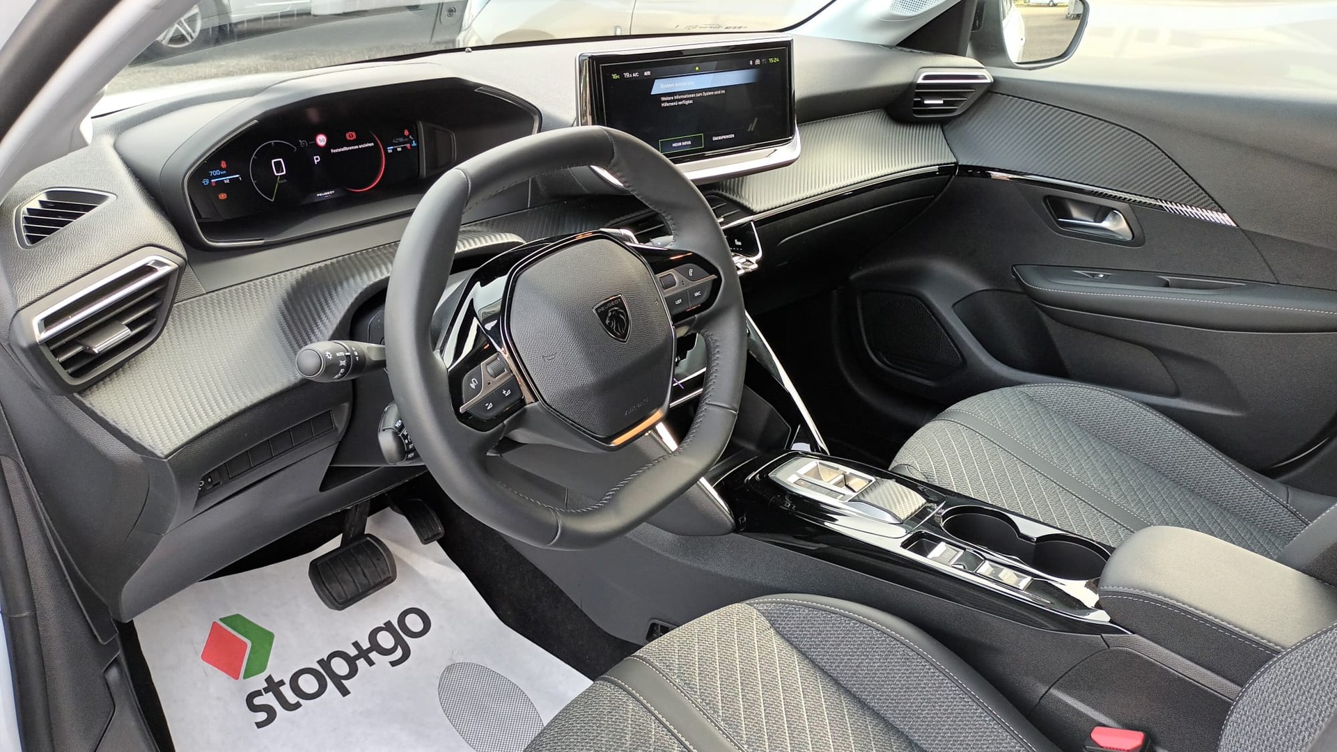 PEUGEOT 208 1.2 MHEV 110 Allure-image-8