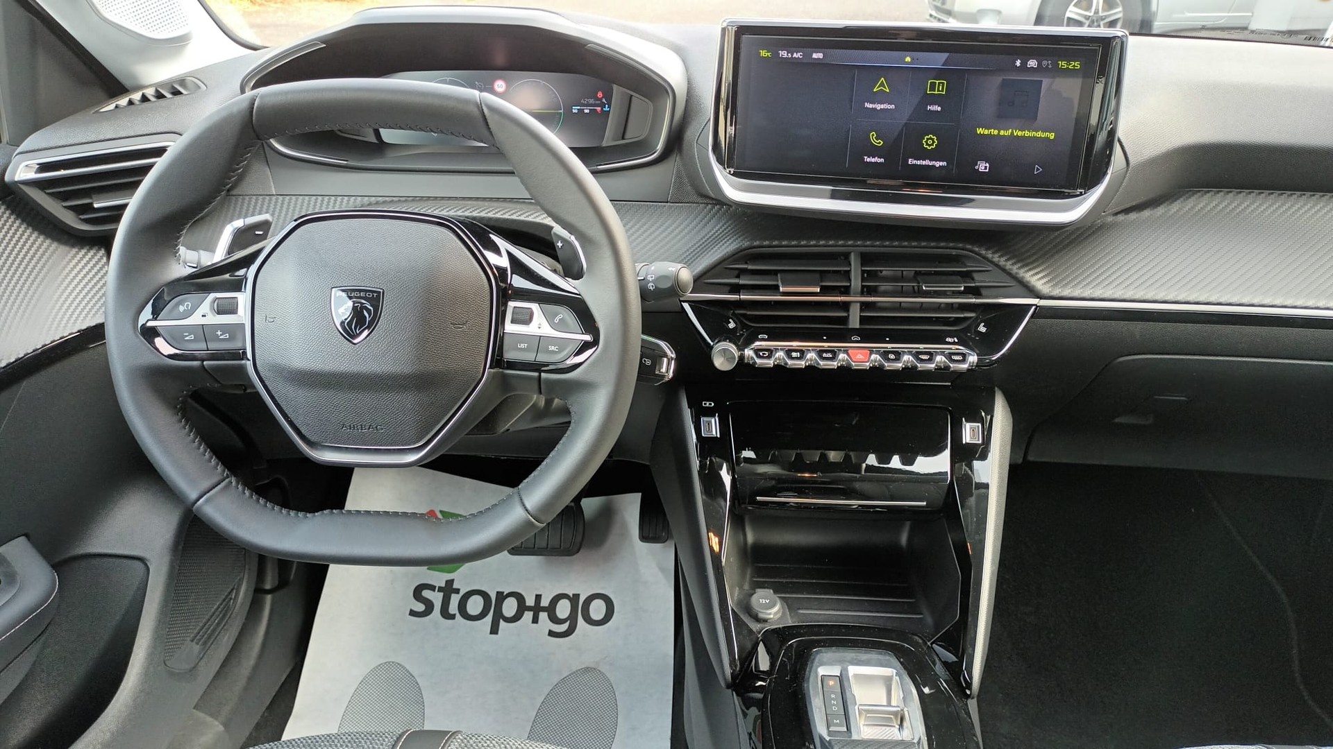 PEUGEOT 208 1.2 MHEV 110 Allure-image-9