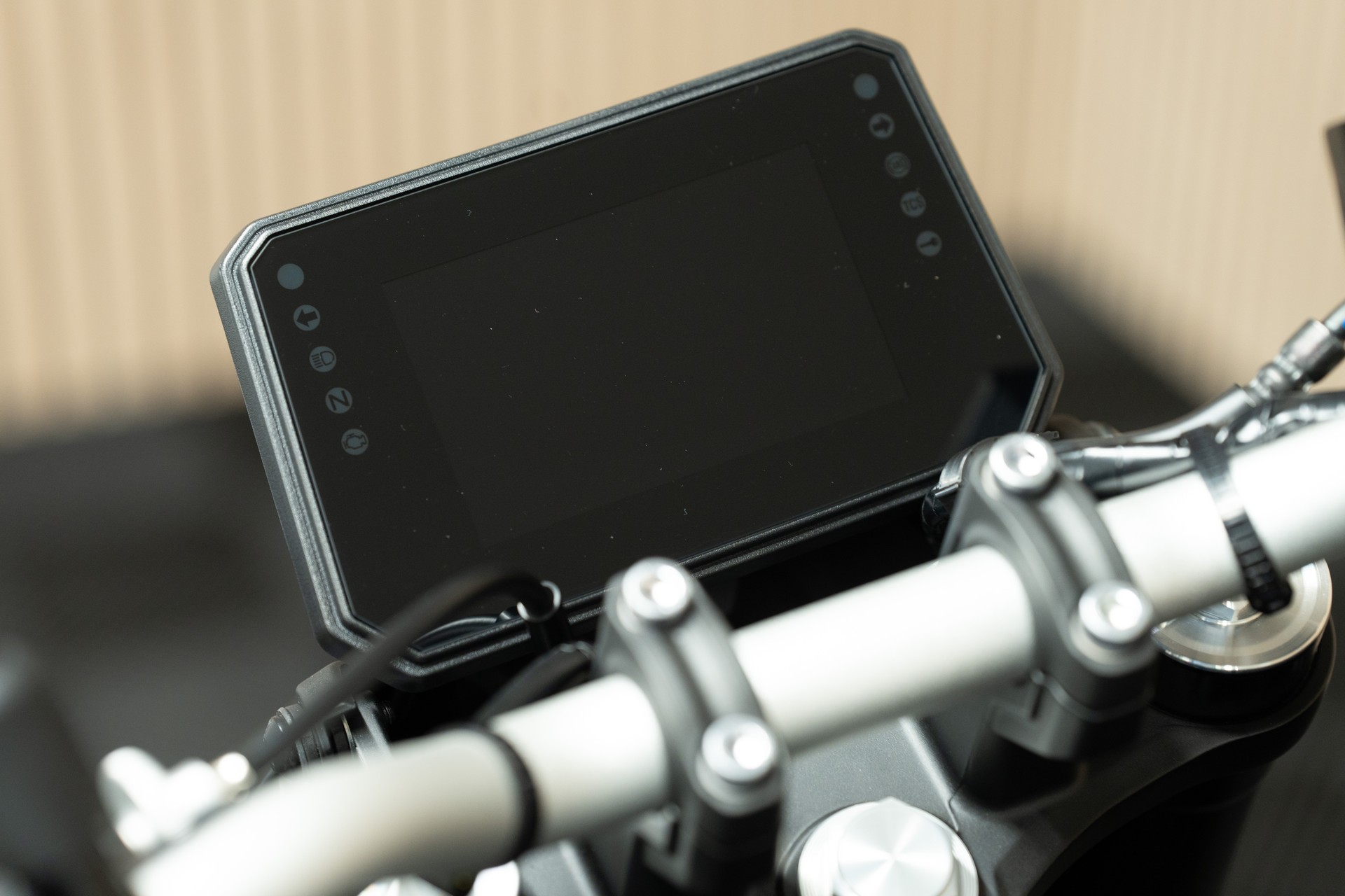 YAMAHA MT-07 mit Fahrwerkstieferlegung-image-2