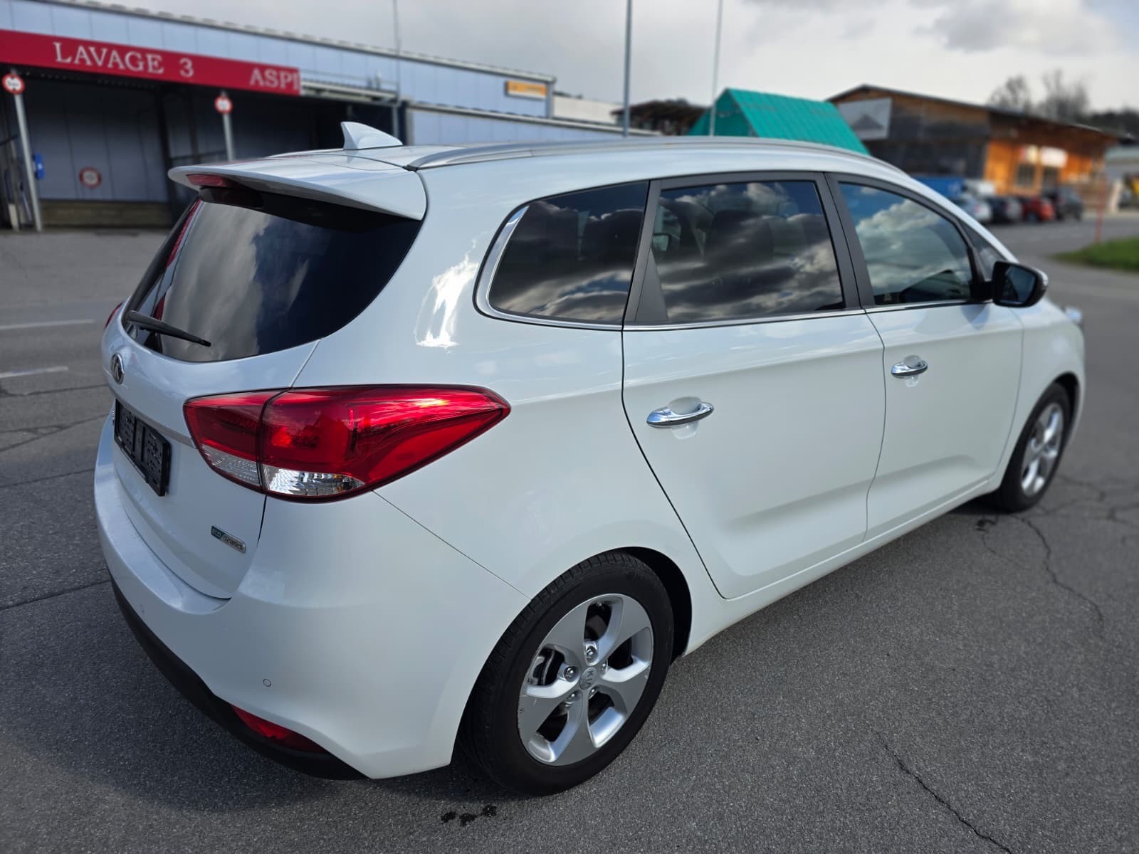 KIA Carens 1.7 CRDi Trend DCT-image-3