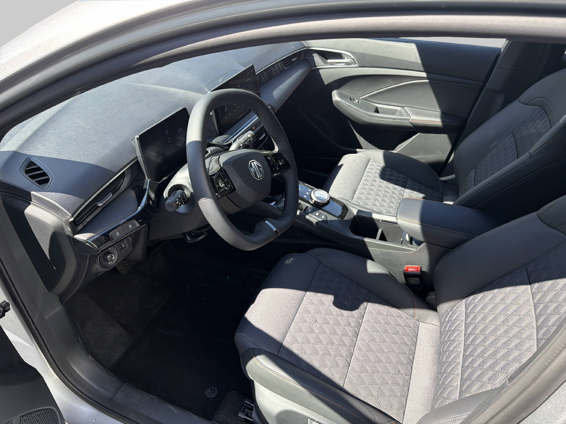MG 3 1.5 Hybrid Luxury-image-5