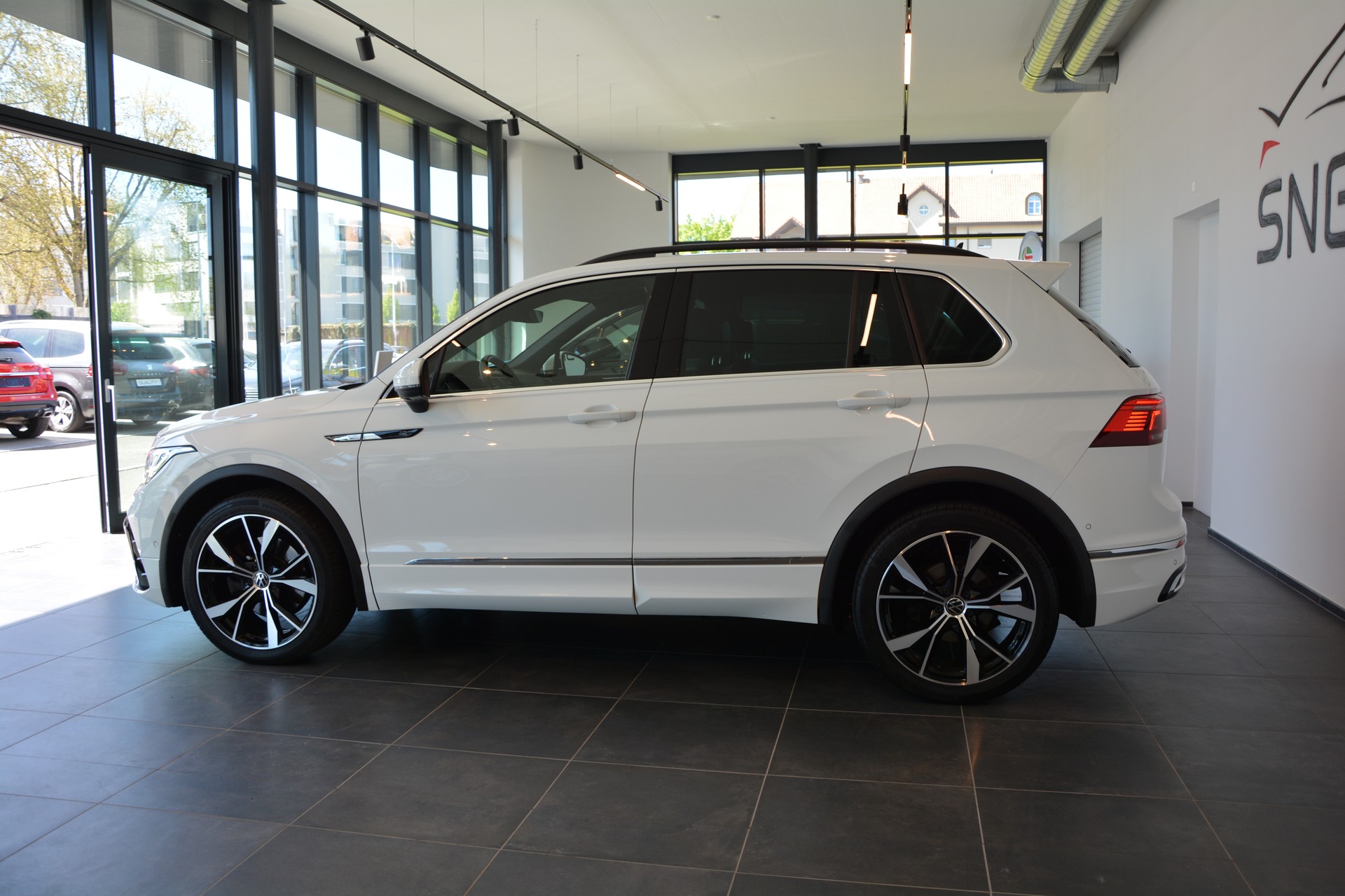 VW Tiguan 2.0TSI R-Line 4Motion DSG-showroom-element-2
