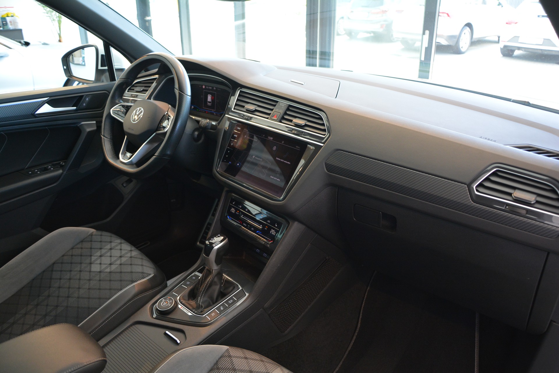 VW Tiguan 2.0TSI R-Line 4Motion DSG-image-12