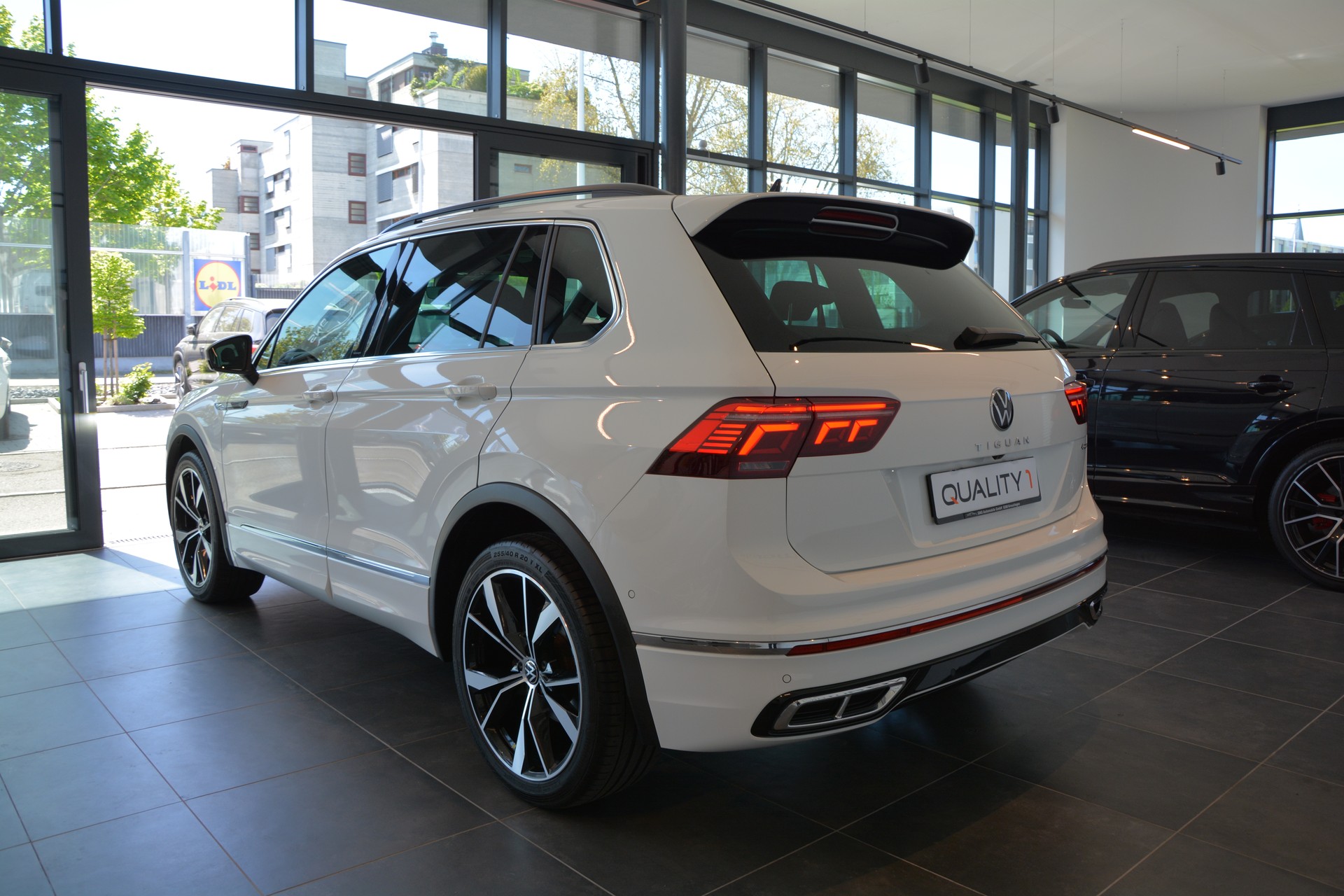 VW Tiguan 2.0TSI R-Line 4Motion DSG-showroom-element-3