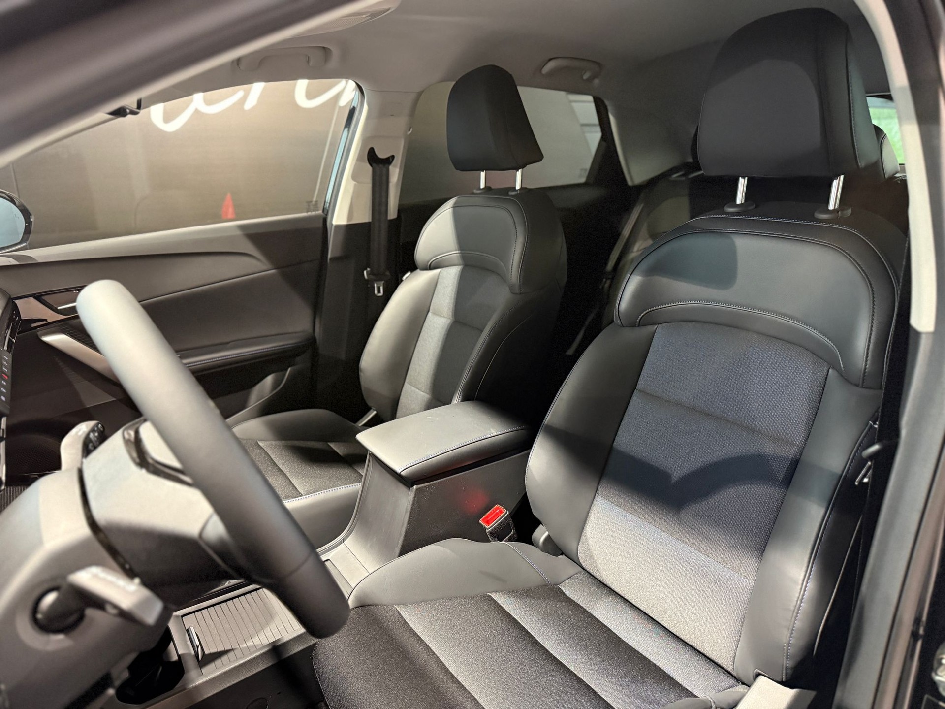 MG 4 EV 64kWh Luxury-showroom-element-3