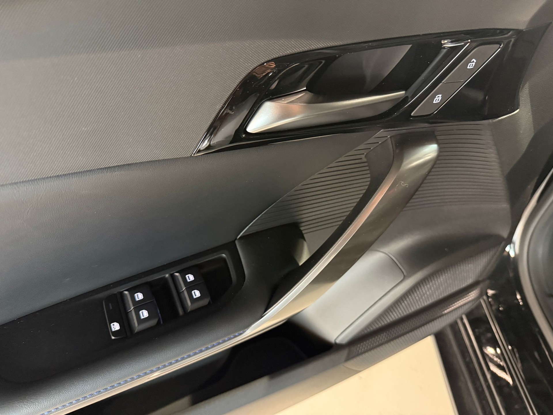 MG 4 EV 64kWh Luxury-image-18