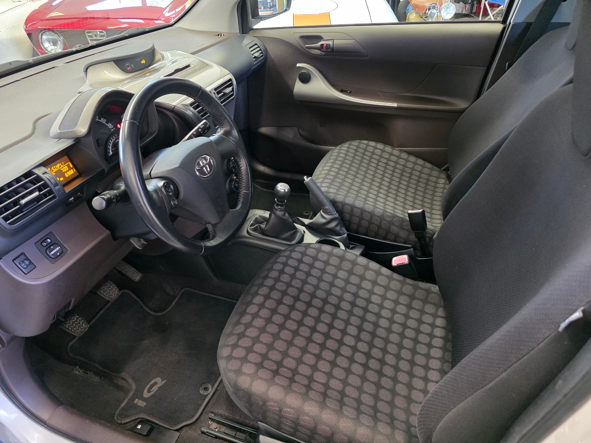 TOYOTA iQ 1.0 VVT-i-image-13