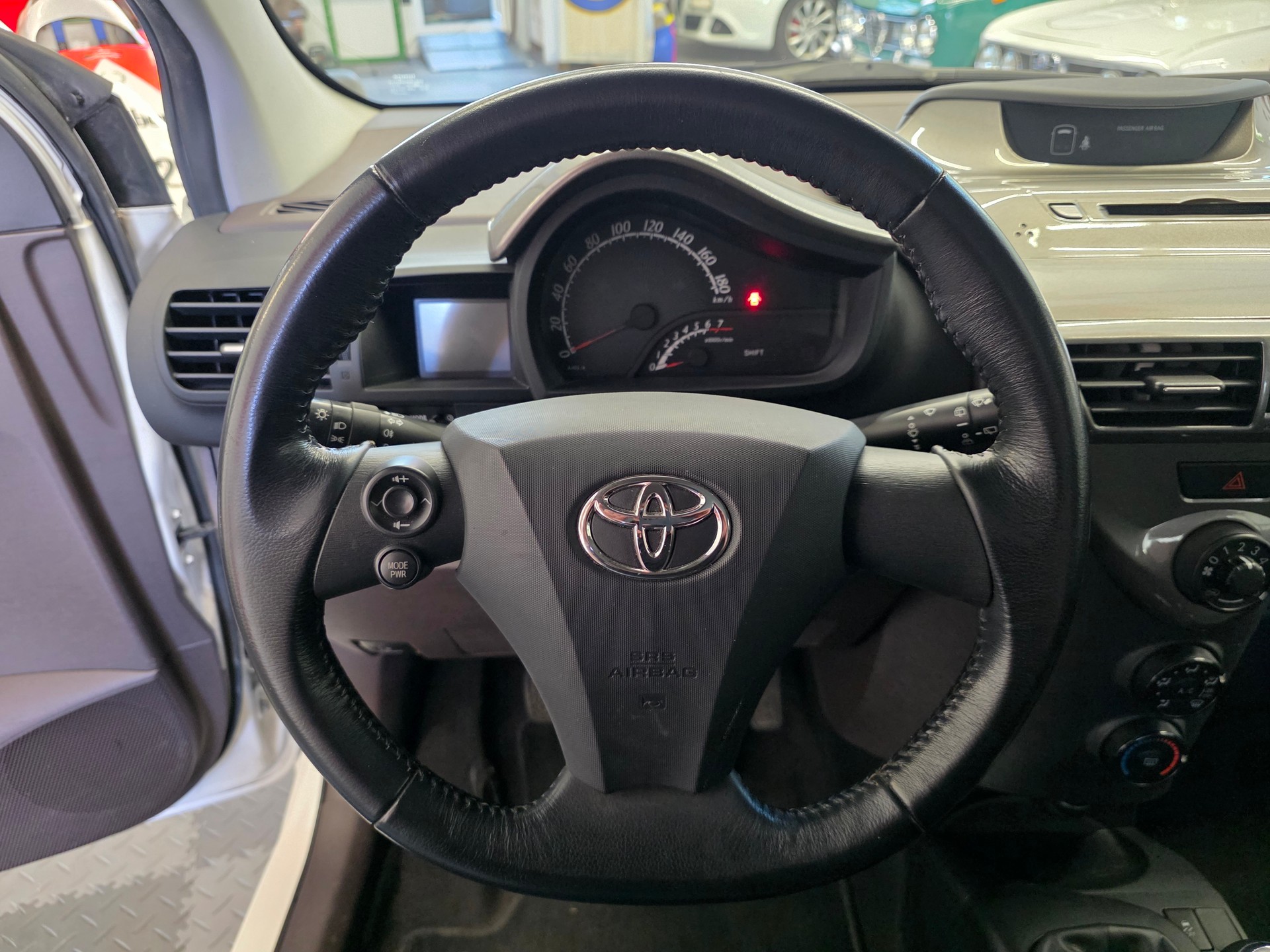 TOYOTA iQ 1.0 VVT-i-image-12