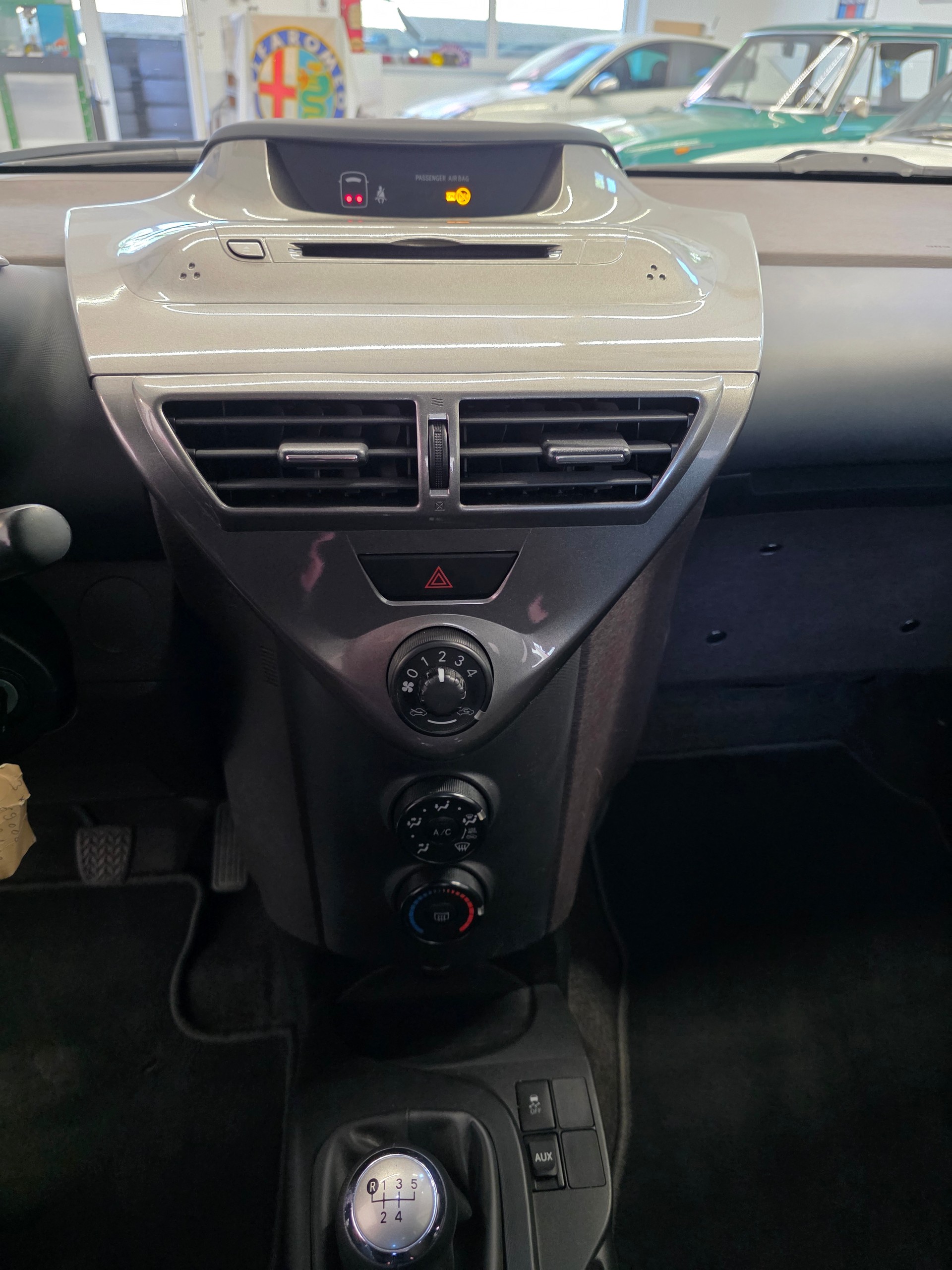 TOYOTA iQ 1.0 VVT-i-image-11