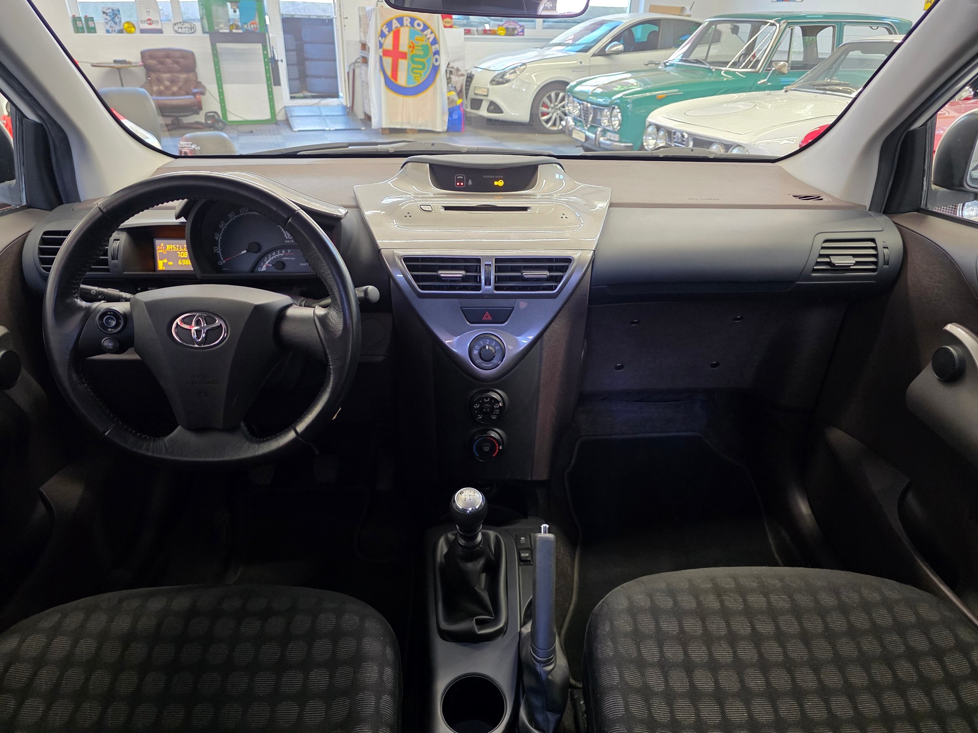 TOYOTA iQ 1.0 VVT-i-image-10
