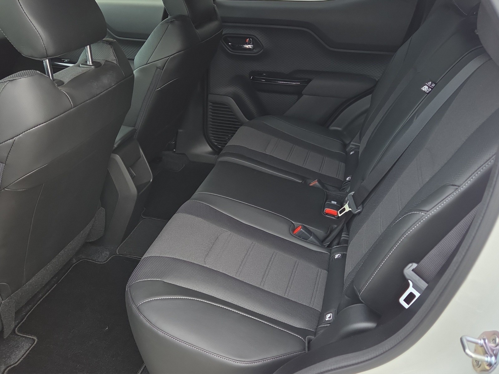 TOYOTA Urban Cruiser 61 kWh Premium AWD-image-10