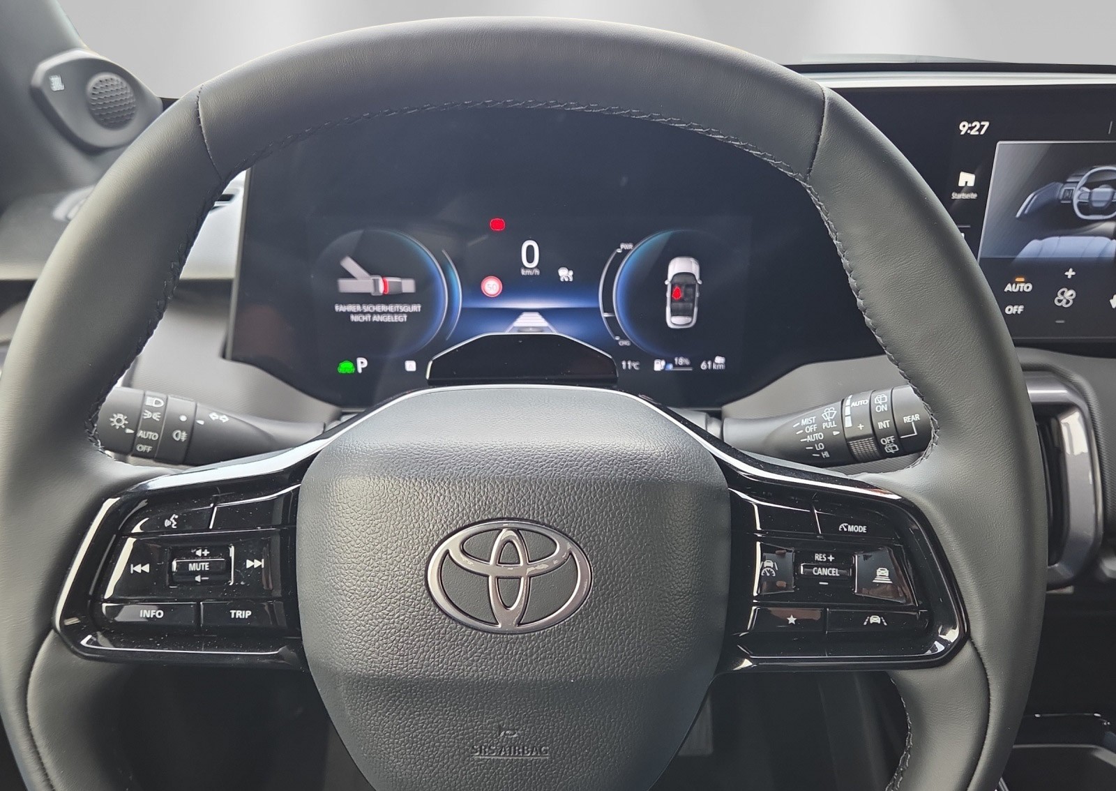 TOYOTA Urban Cruiser 61 kWh Premium AWD-image-13