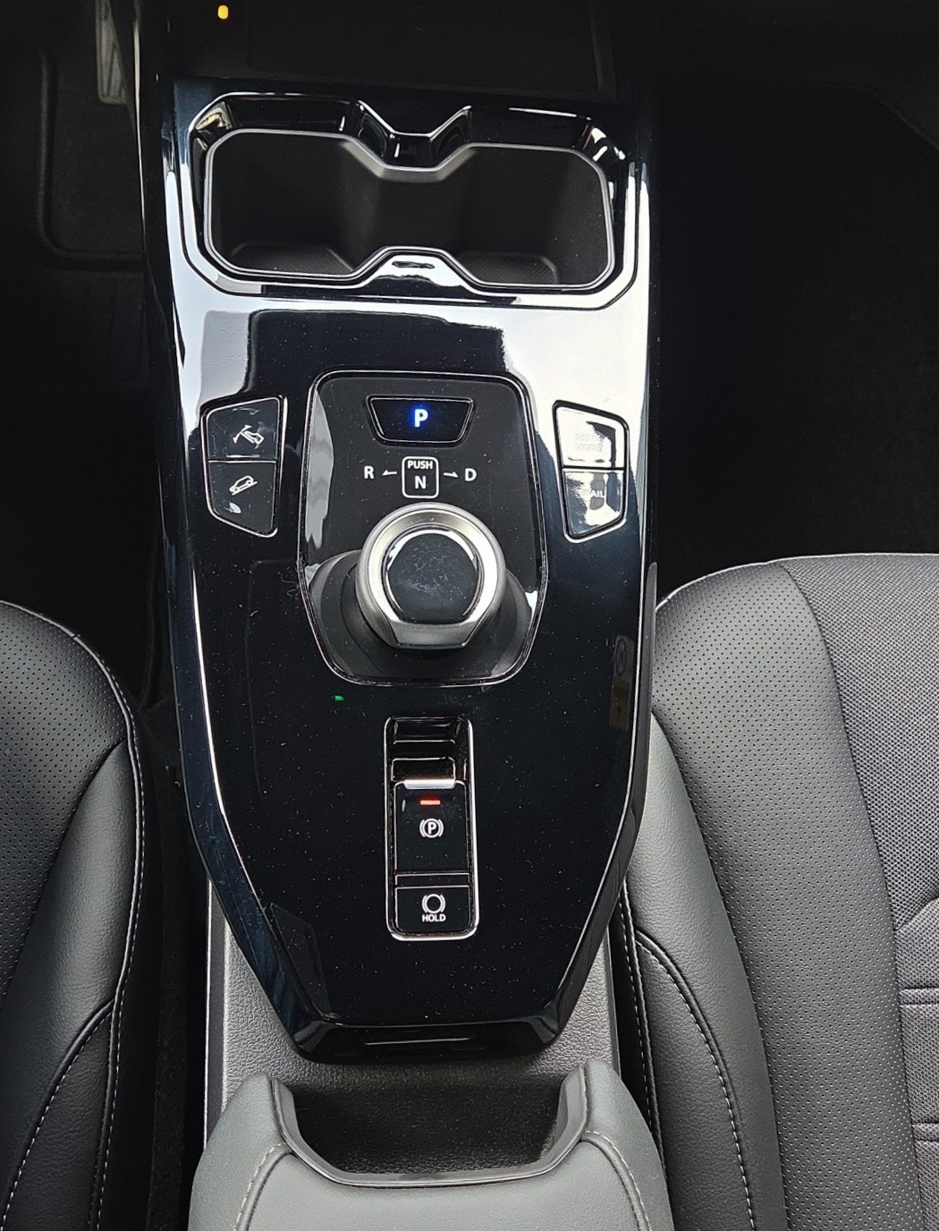 TOYOTA Urban Cruiser 61 kWh Premium AWD-image-14