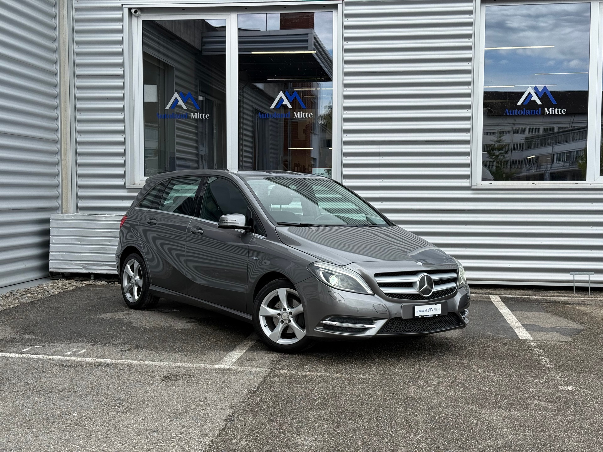 MERCEDES-BENZ B 200 7G-DCT-showroom-element-1