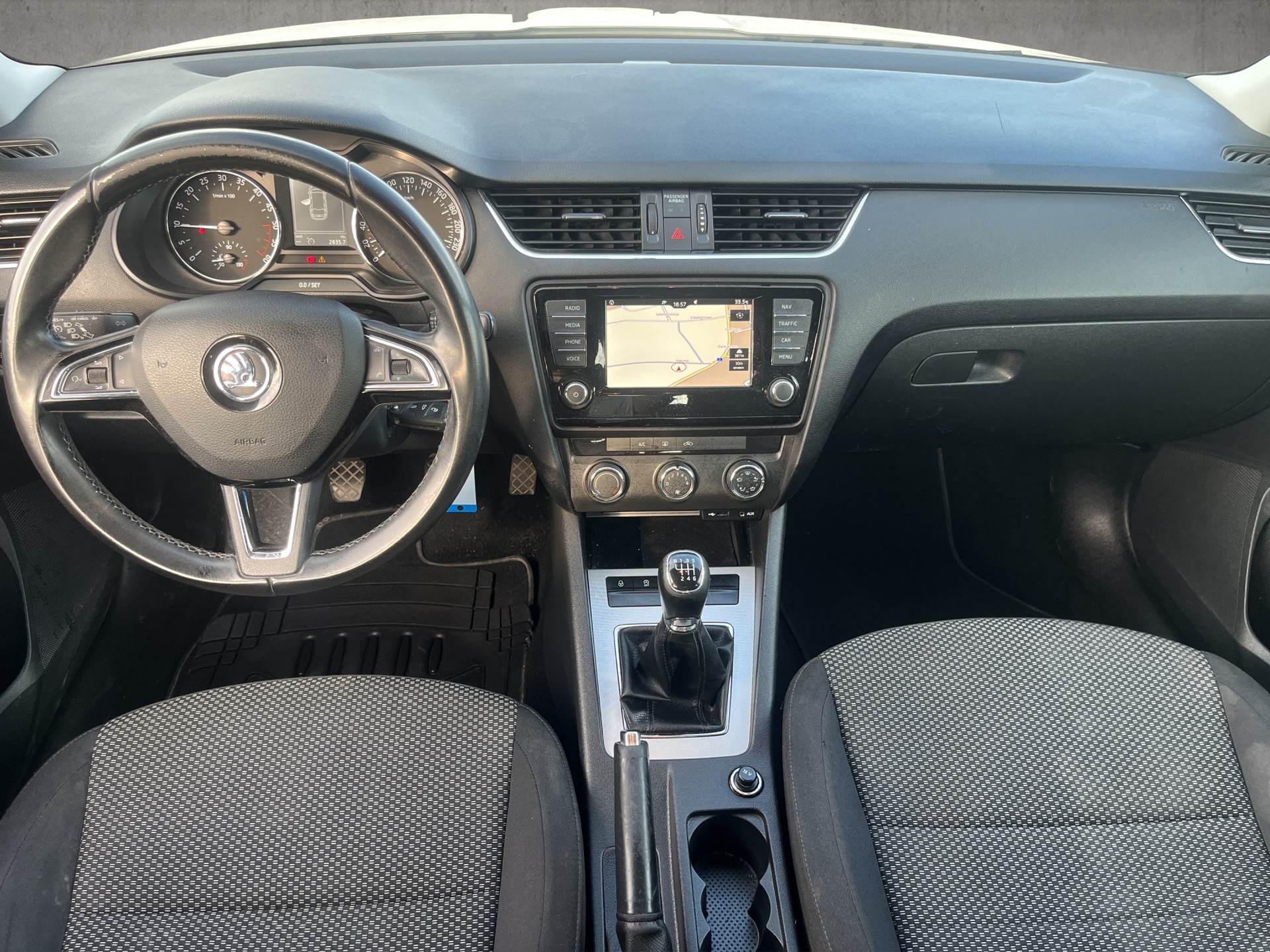 SKODA Octavia Combi 1.6 TDI GreenLine-image-9
