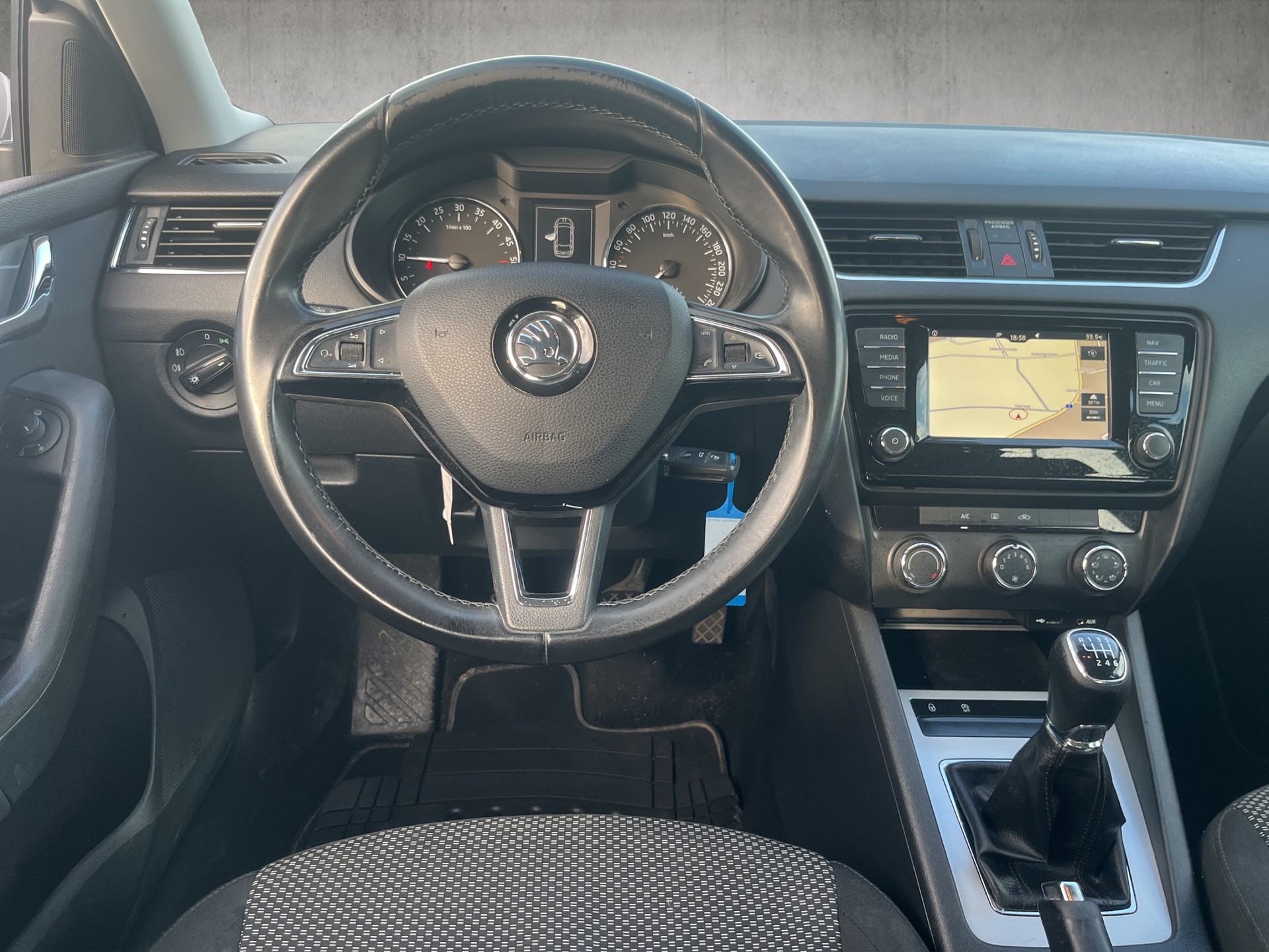 SKODA Octavia Combi 1.6 TDI GreenLine-image-8
