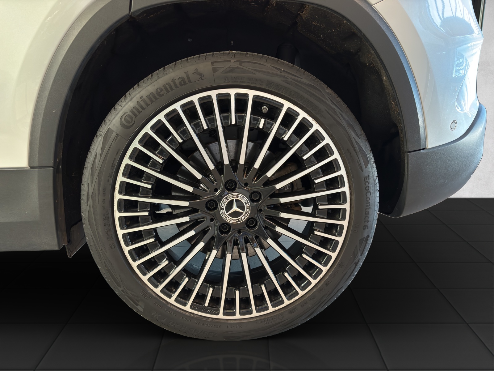 MERCEDES-BENZ EQA 300 4Matic Swiss Star AMG Line-image-9