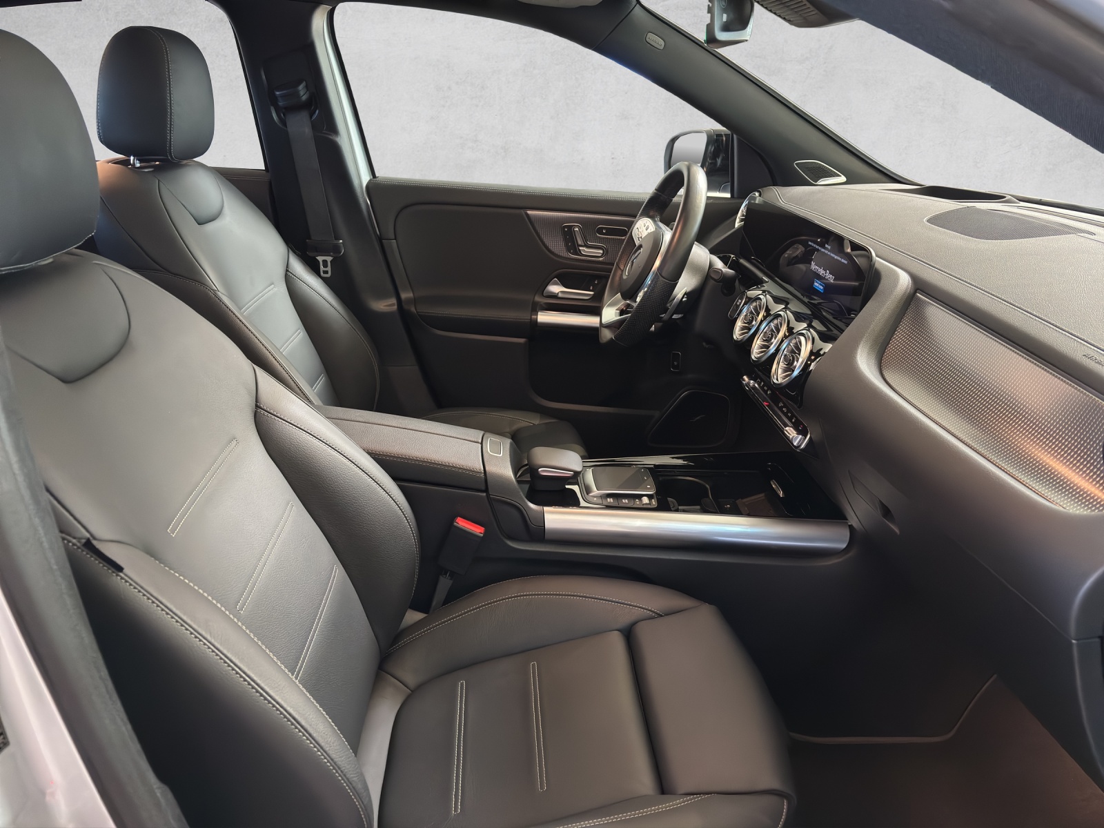 MERCEDES-BENZ EQA 300 4Matic Swiss Star AMG Line-image-13