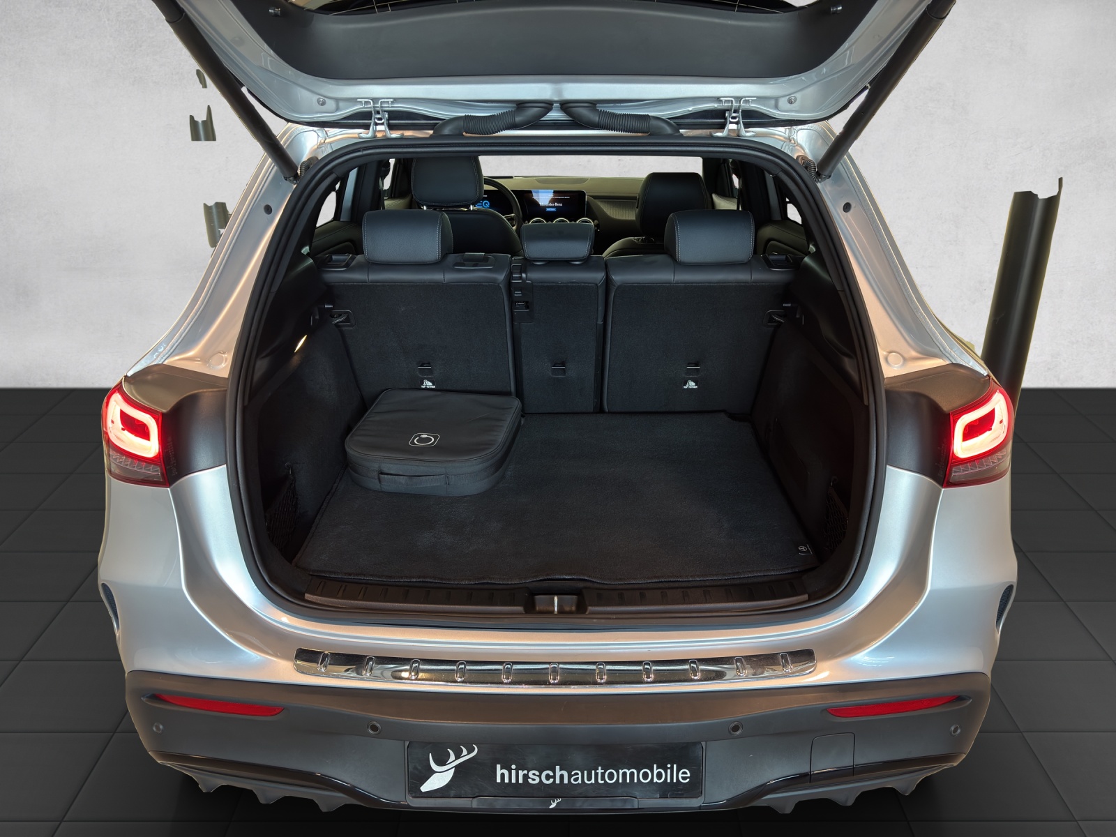MERCEDES-BENZ EQA 300 4Matic Swiss Star AMG Line-image-12