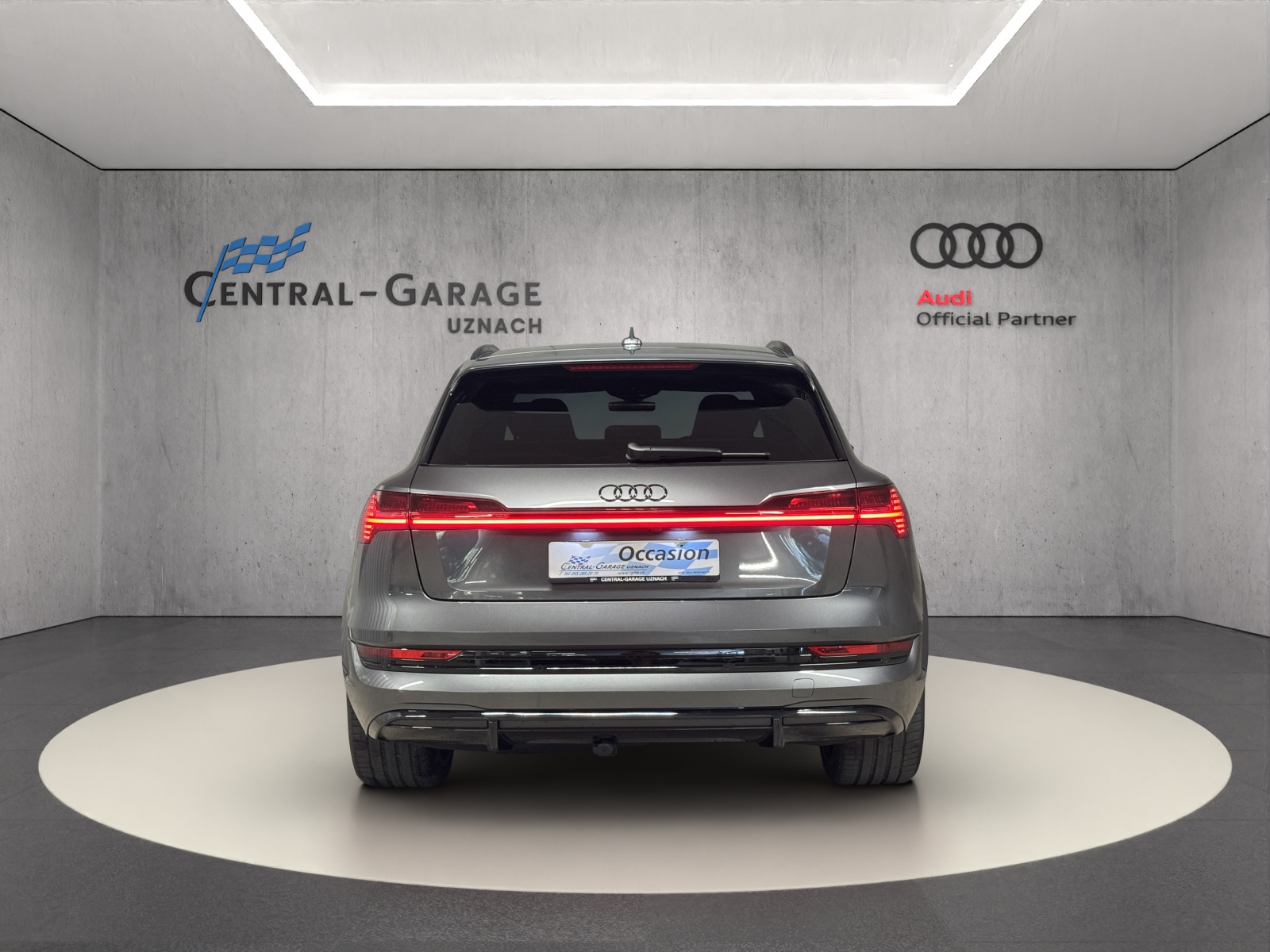 AUDI e-tron S quattro-showroom-element-3