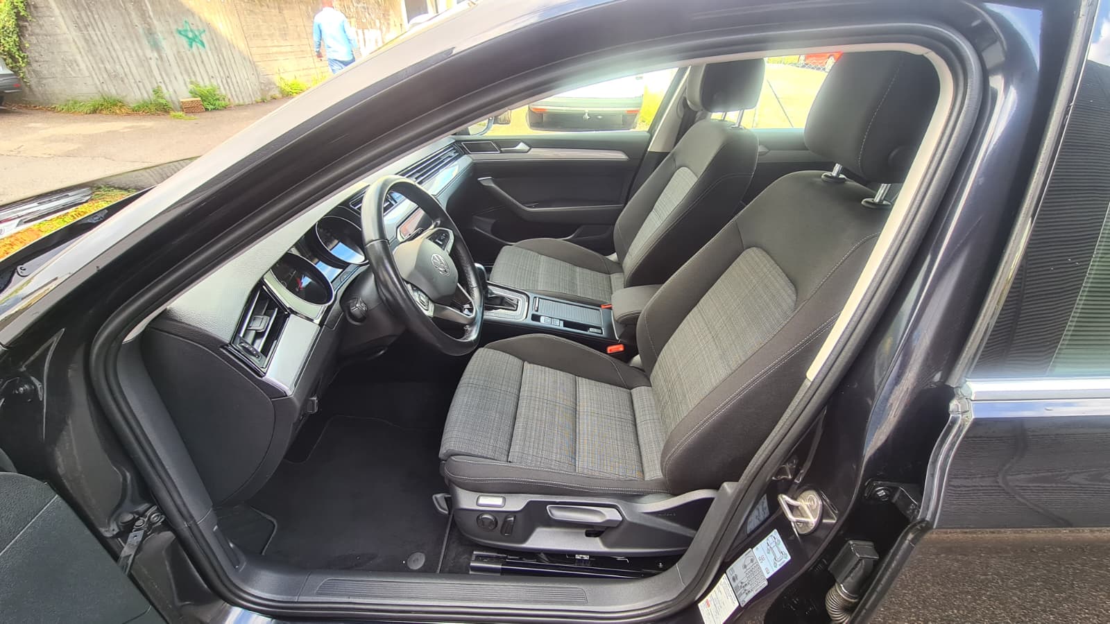VW Passat Variant 2.0 TDI Business DSG ** Gr-Navi ** Abstandsregelsysteme ** Tempomat ** PDC V+H ** Frisch Ab MFK & Service **-image-17