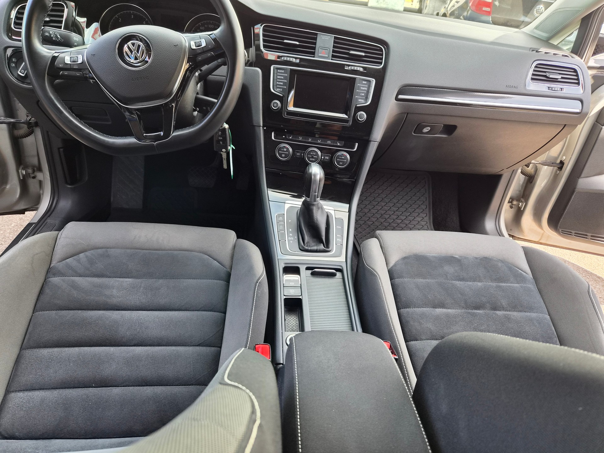 VW Golf Variant 2.0 TDI Highline DSG-image-9