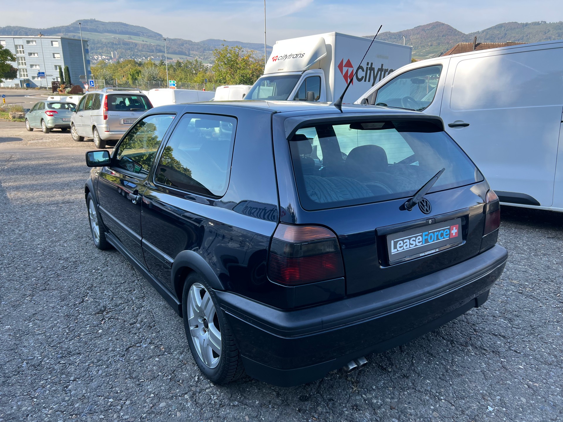 VW Golf 2000 GTI 16V Edition-showroom-element-2