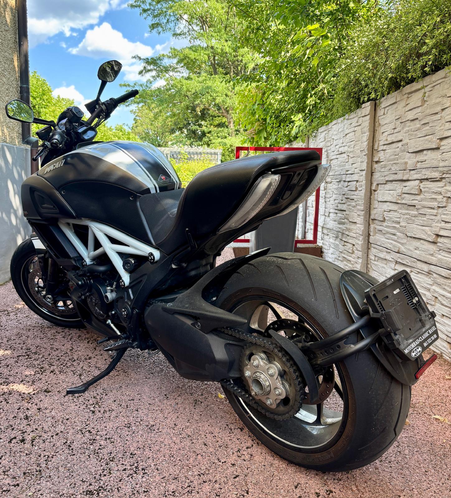 DUCATI Diavel 1200 Carbon-image-3