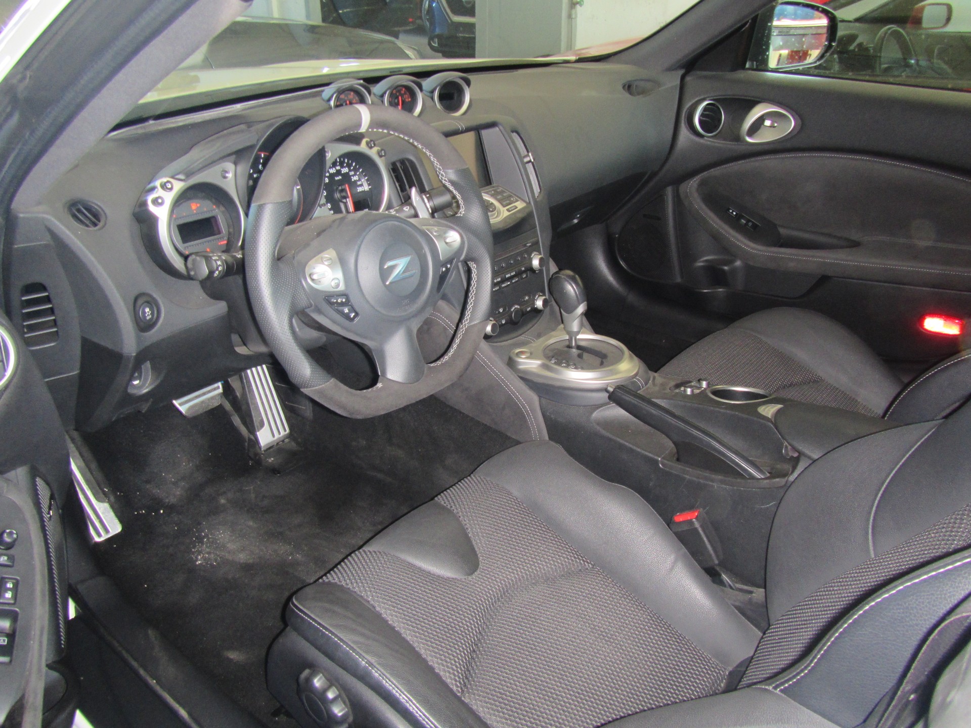 NISSAN 370 Z Pack Automatic-image-1