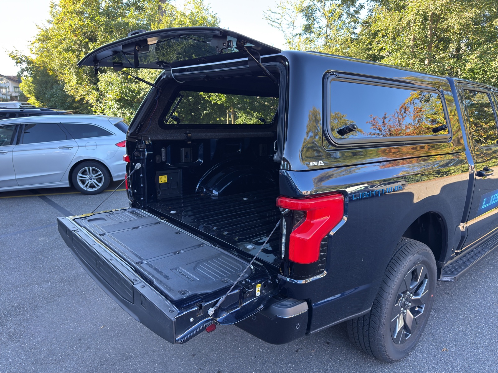 FORD F-Pickup F-150 LIGHTNING STANDARD RANGE BATTERY SUPER-CREW LARIAT Launch Edition 4x4-image-15