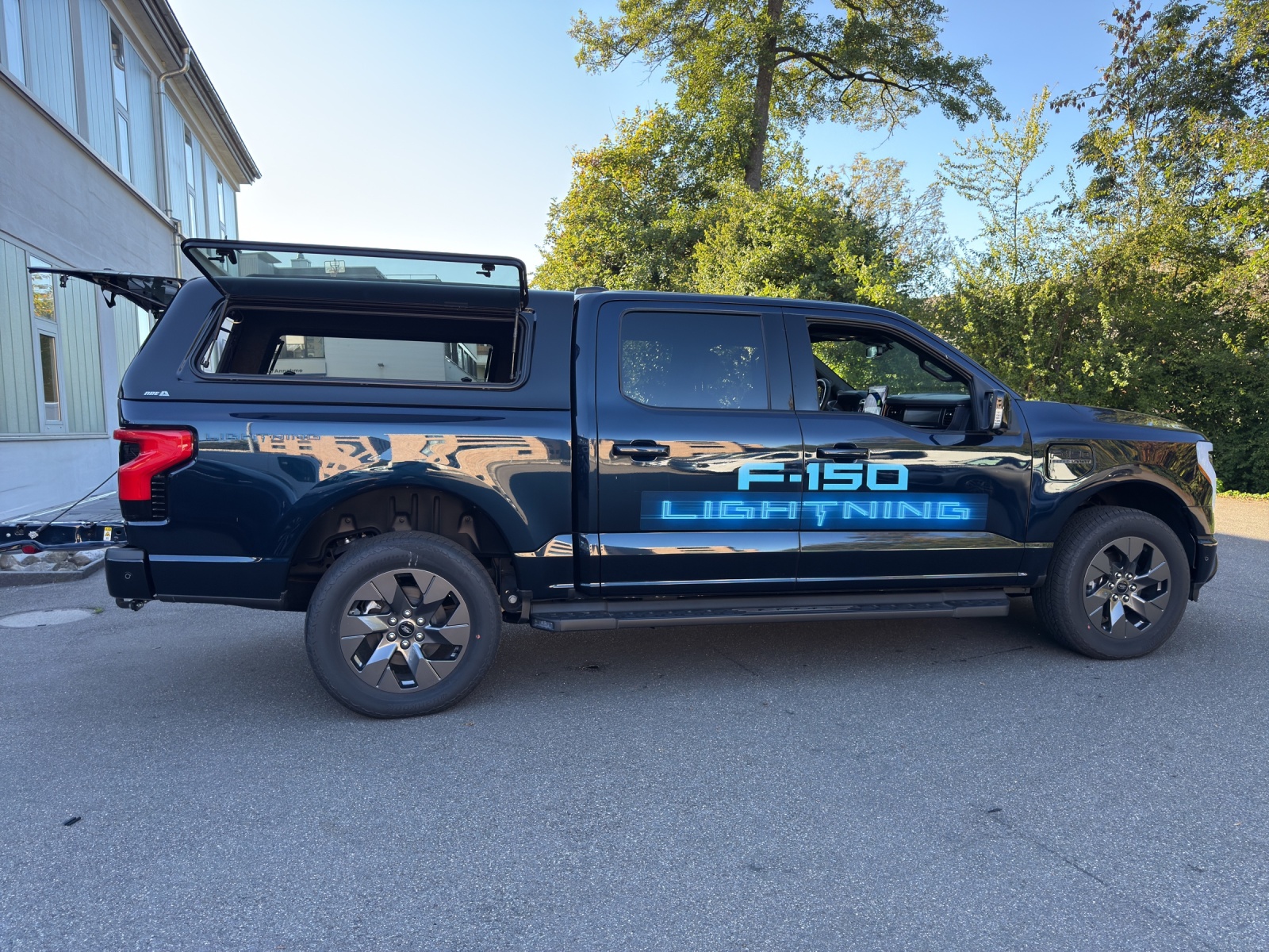 FORD F-Pickup F-150 LIGHTNING STANDARD RANGE BATTERY SUPER-CREW LARIAT Launch Edition 4x4-image-17