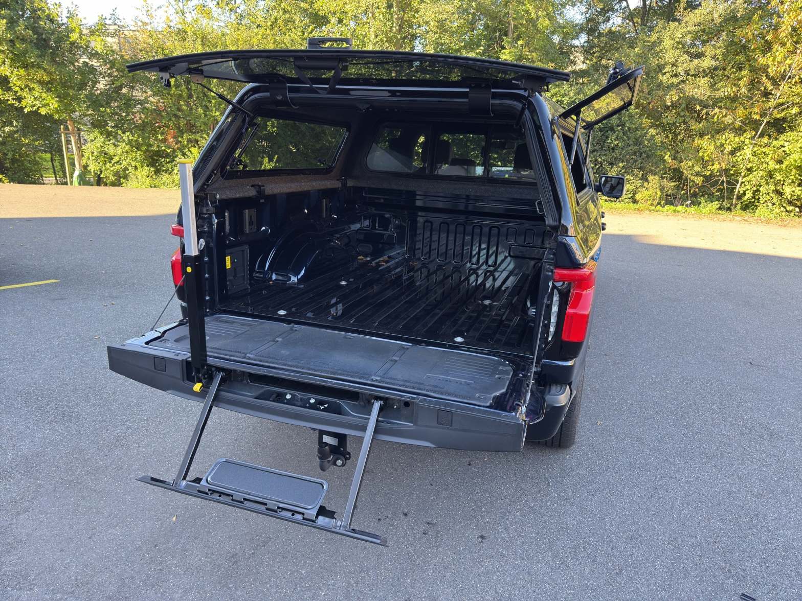 FORD F-Pickup F-150 LIGHTNING STANDARD RANGE BATTERY SUPER-CREW LARIAT Launch Edition 4x4-image-18