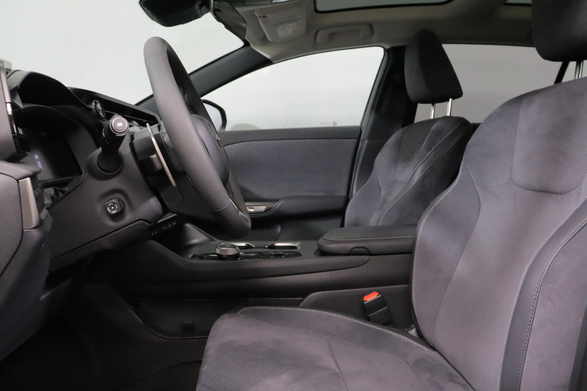 LEXUS RZ 450e Excellence-showroom-element-3