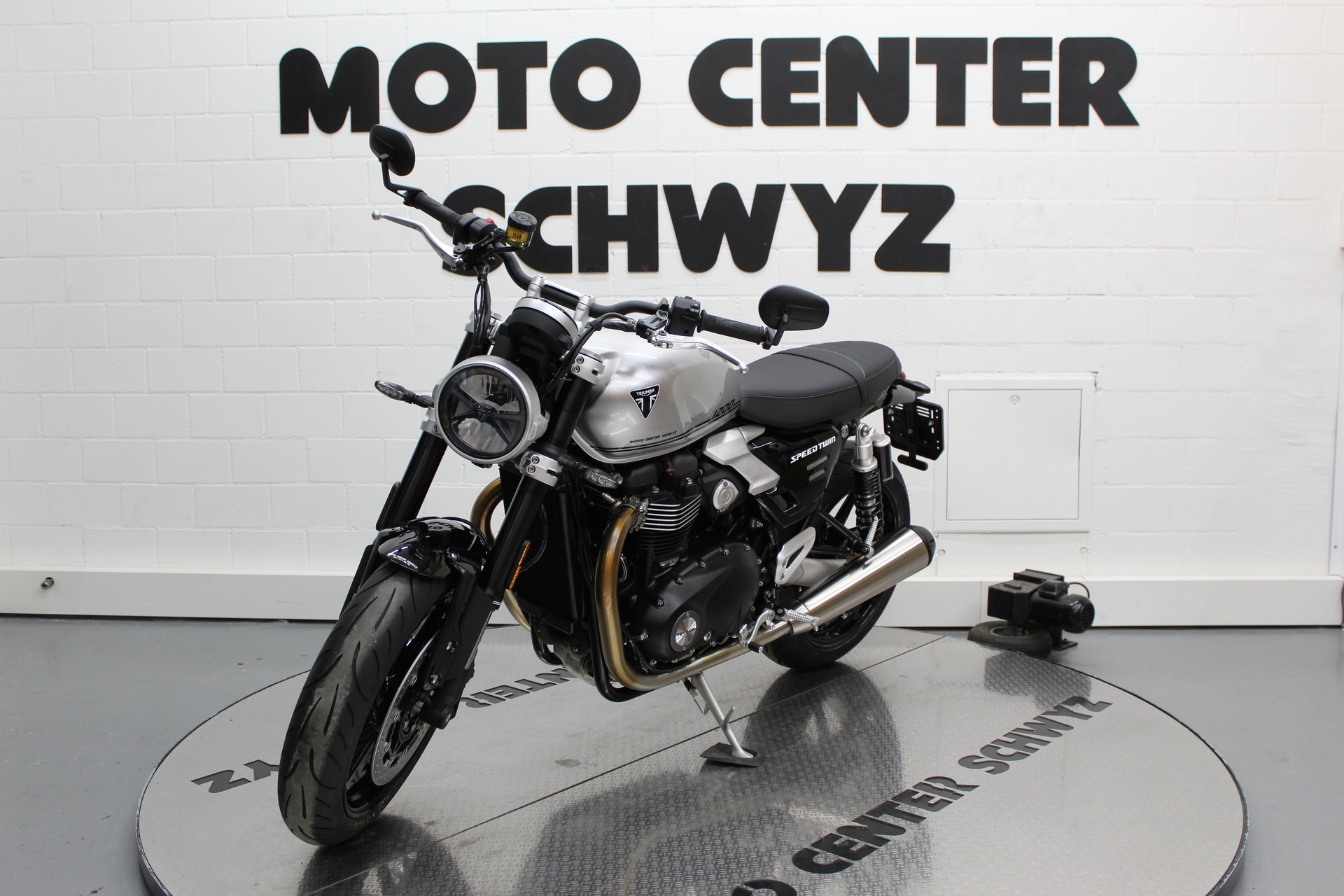 TRIUMPH Speed Twin 1200-image-2